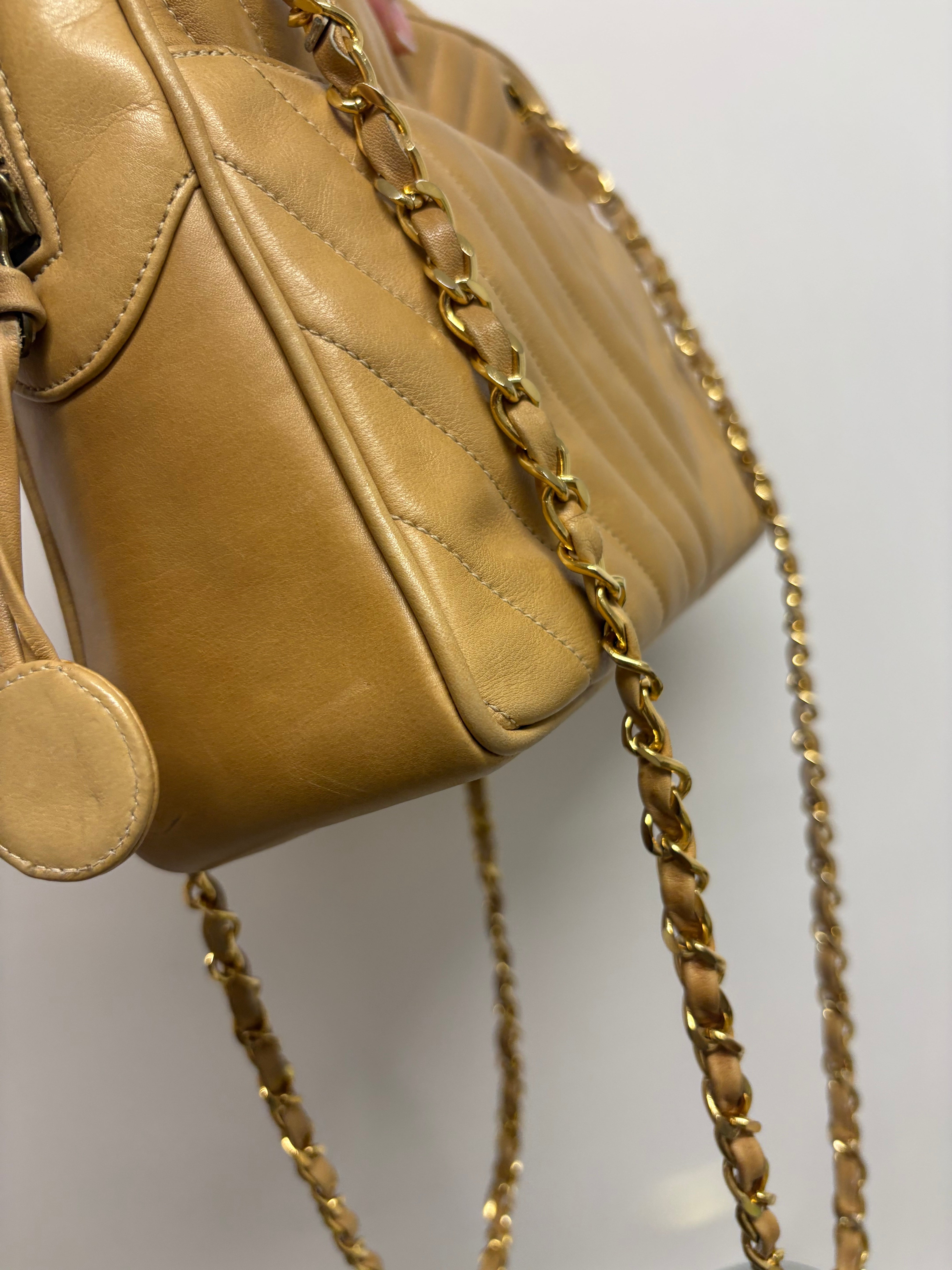 CHANEL V-Stitch Shoulder Bag Piel beige acolchada Chevron