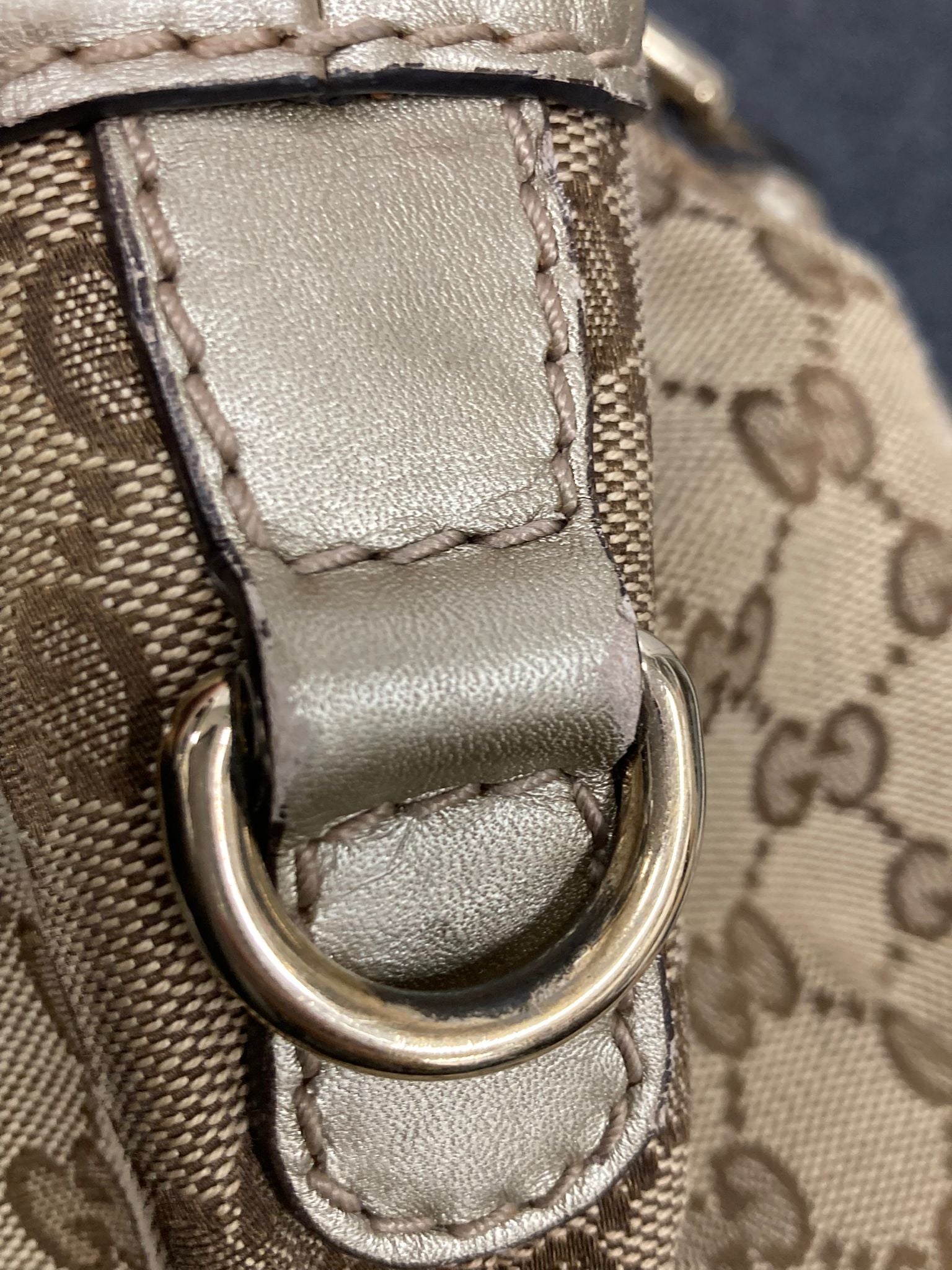 Gucci GG Canvas 2Way Bag en beige y dorado con bandolera