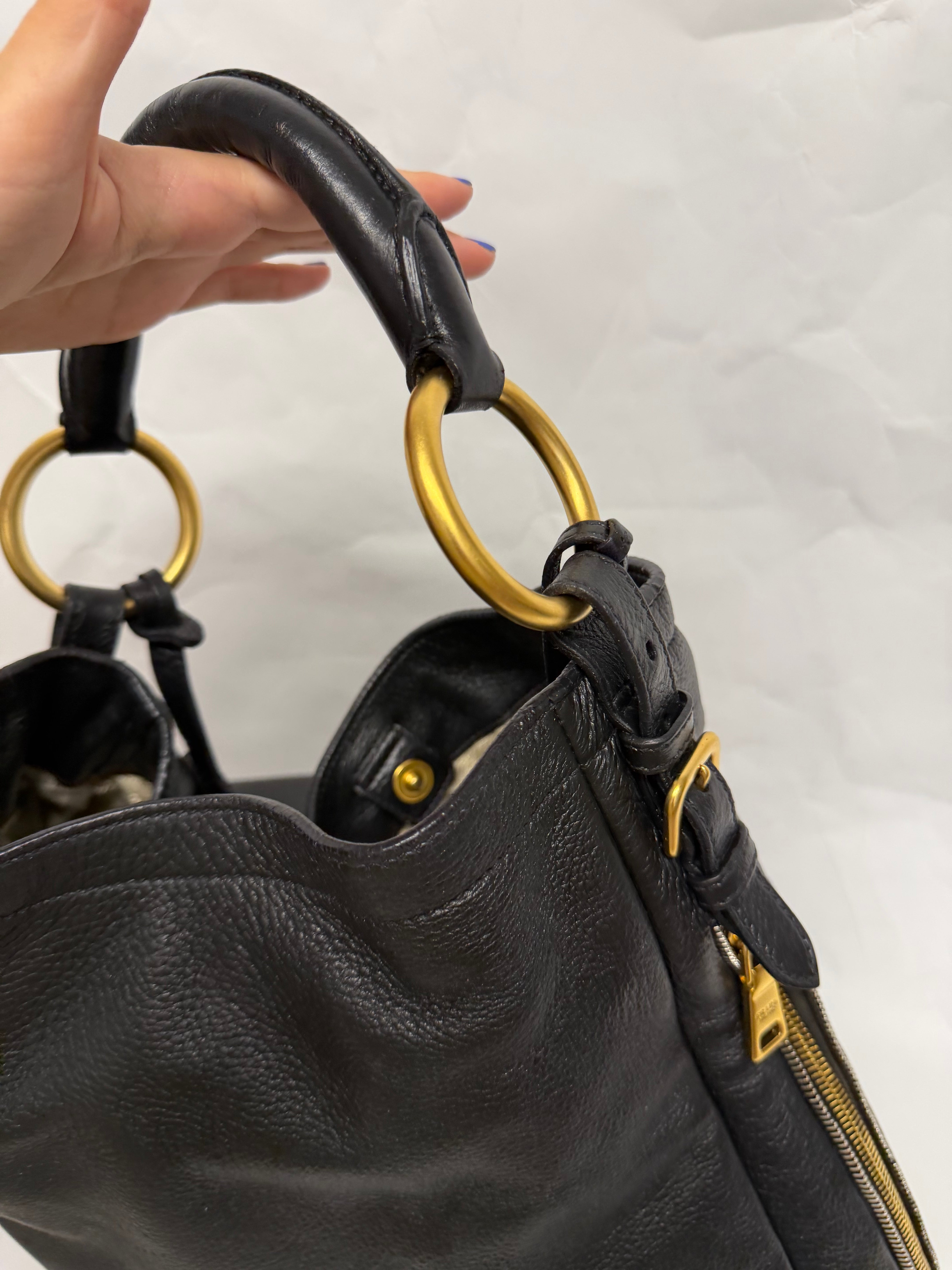 Prada Hobo Oversized en piel negra granulada