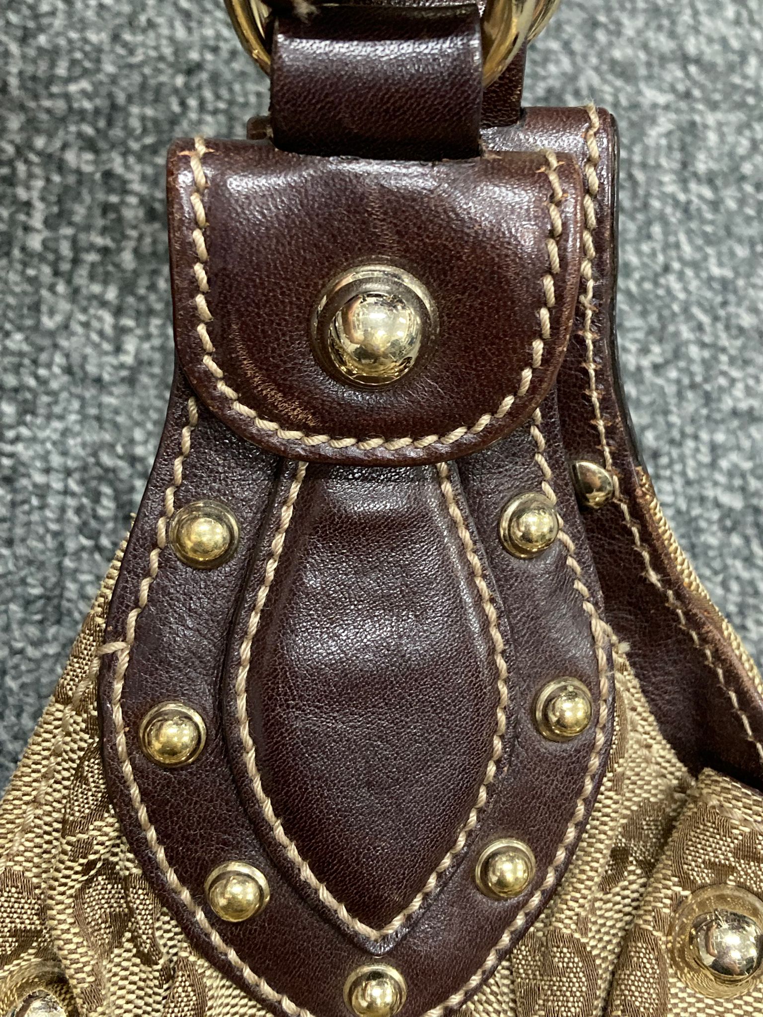 Gucci Pelham GG canvas y tachuelas