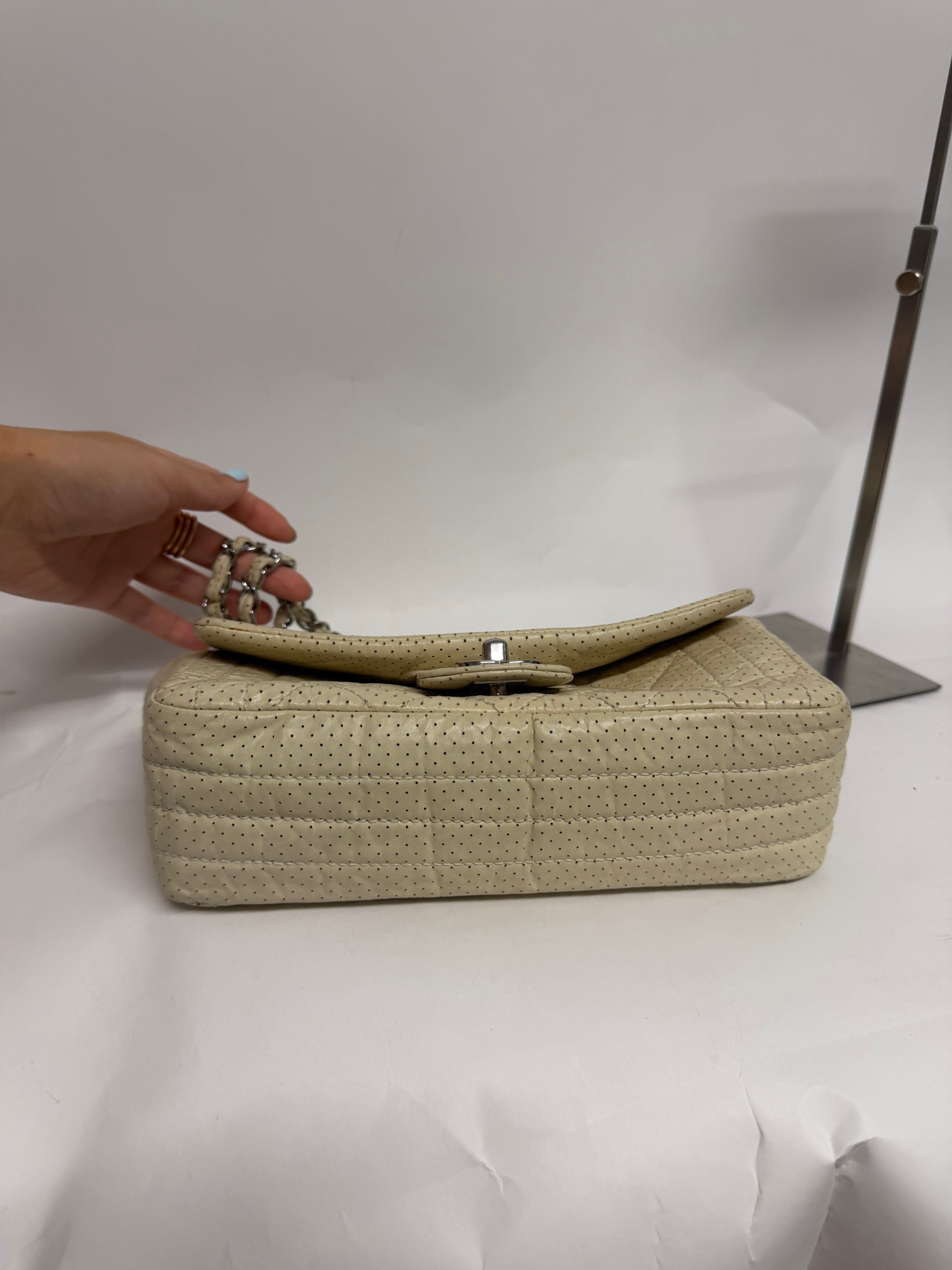 Chanel One Flap Small · Piel Perforada Marfil · Herrajes Plata