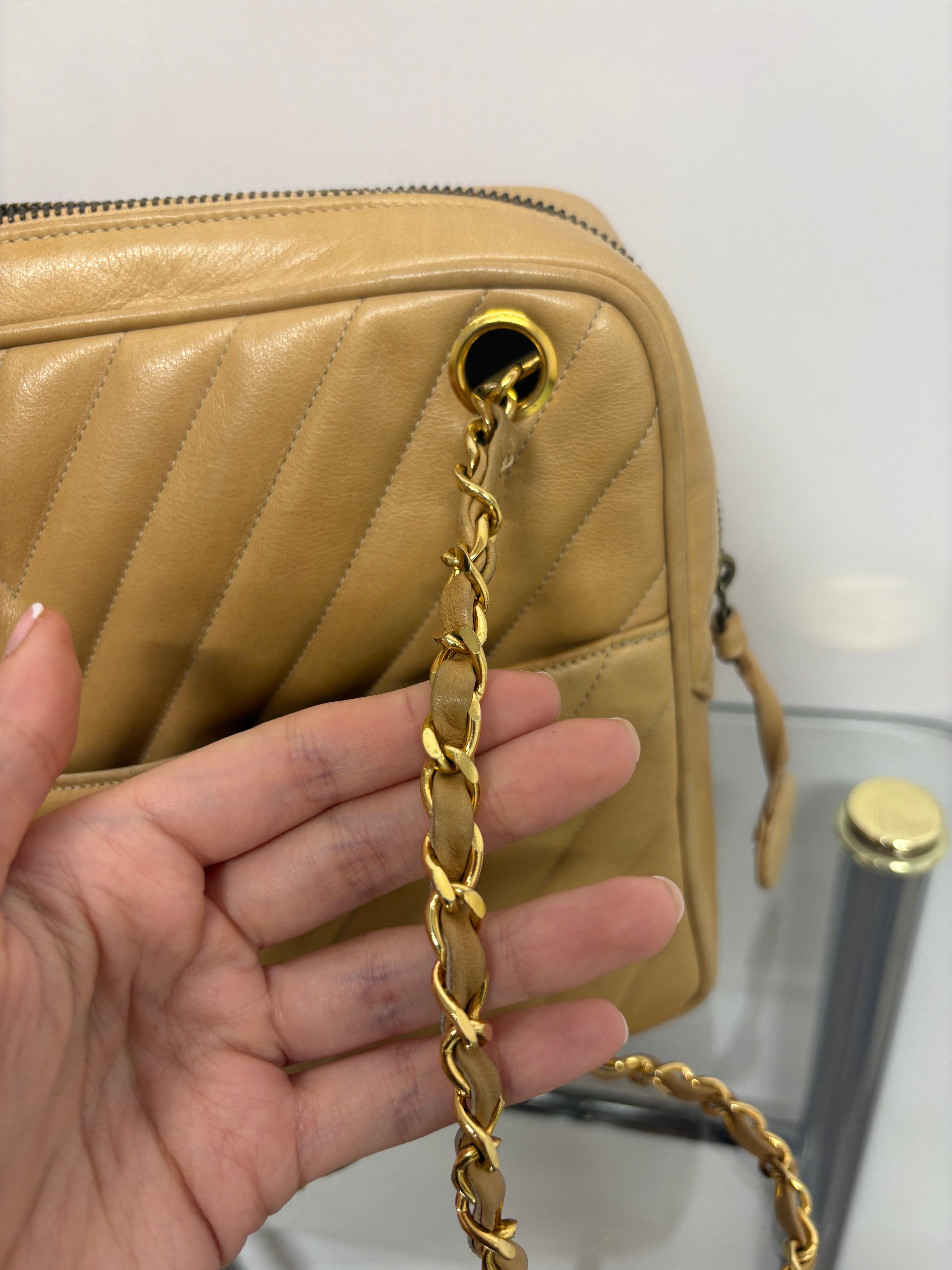 CHANEL V-Stitch Shoulder Bag Piel beige acolchada Chevron