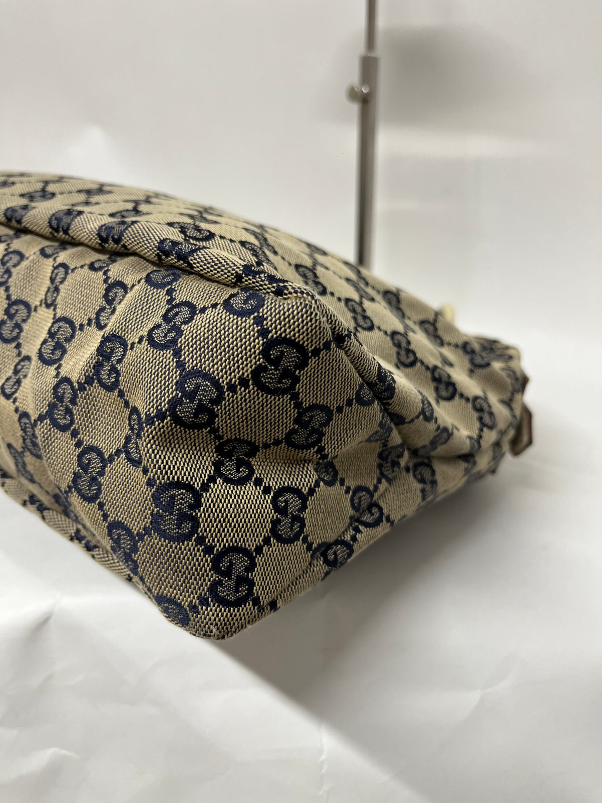 Gucci Horsebit Hobo Lona GG Azul Marino con Asa en Resina Marfil
