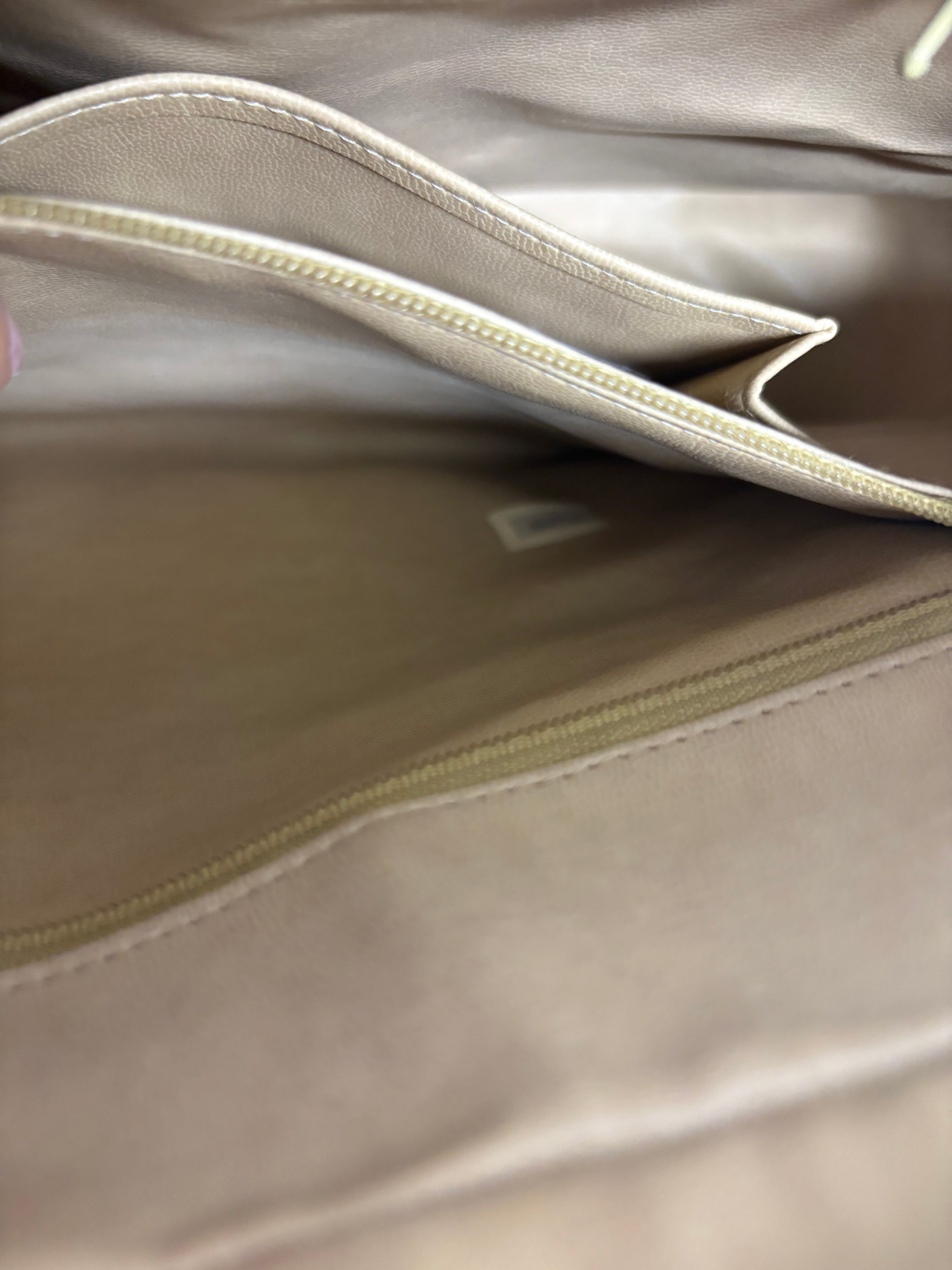 CHANEL V-Stitch Shoulder Bag Piel beige acolchada Chevron