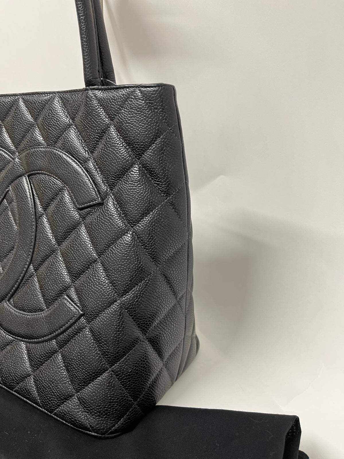 Chanel Medallion Tote Piel Caviar Negra · Serie 5