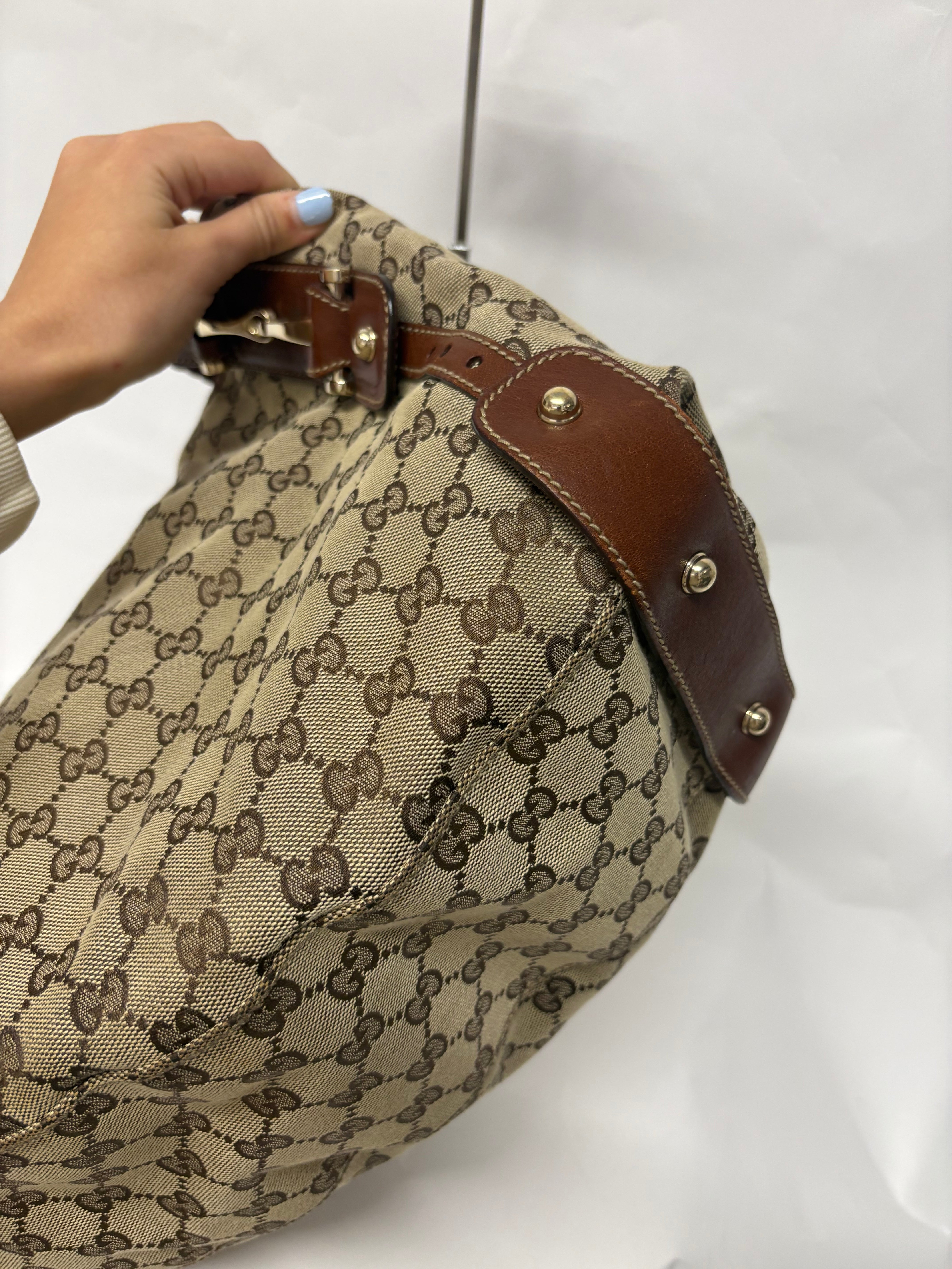 Gucci Pelham clásico en lona GG beige con piel marrón y asas trenzadas mediano