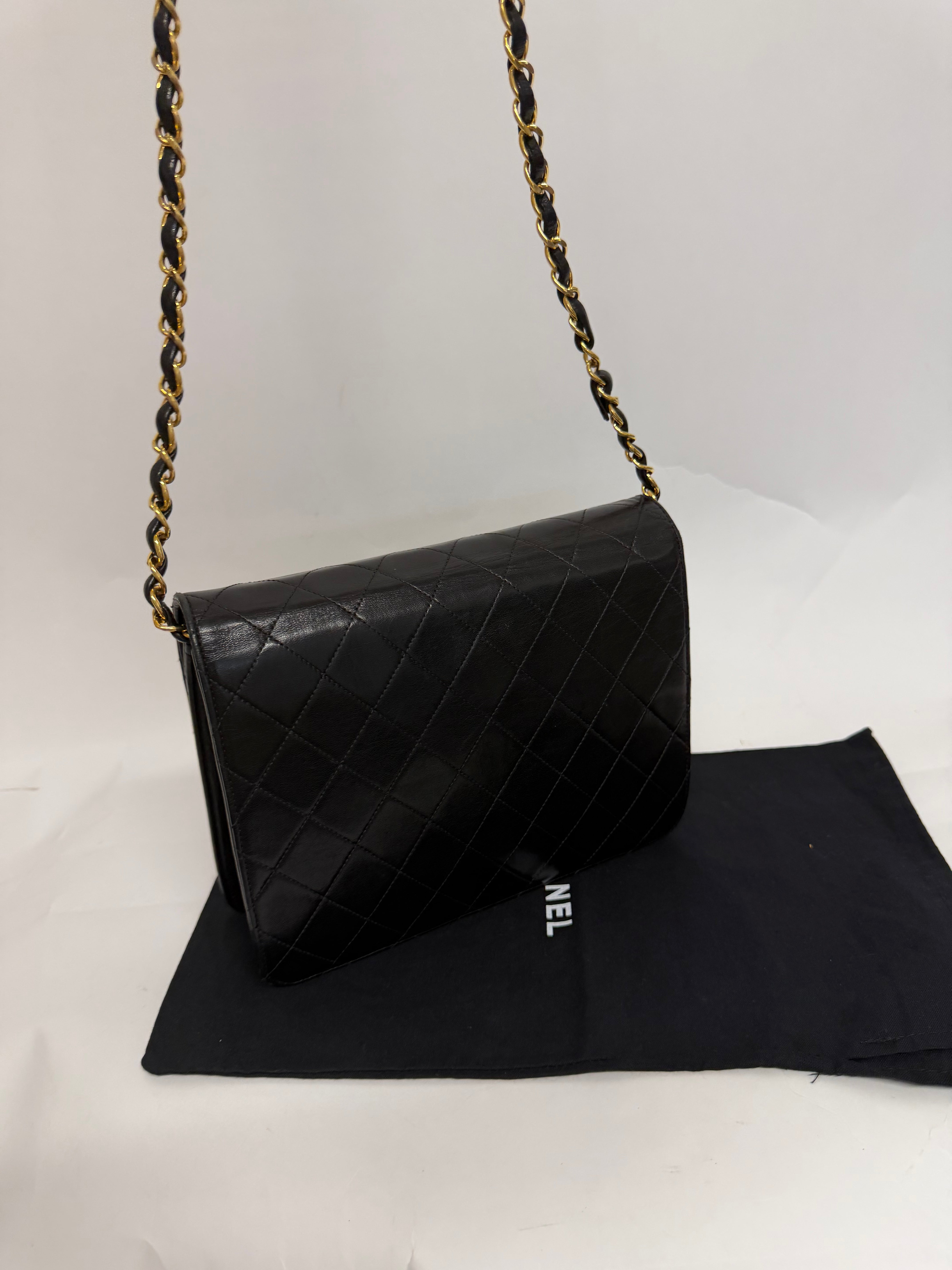 Chanel timeless Push Lock 22 Matelassé Cadena Piel Cordero Negra