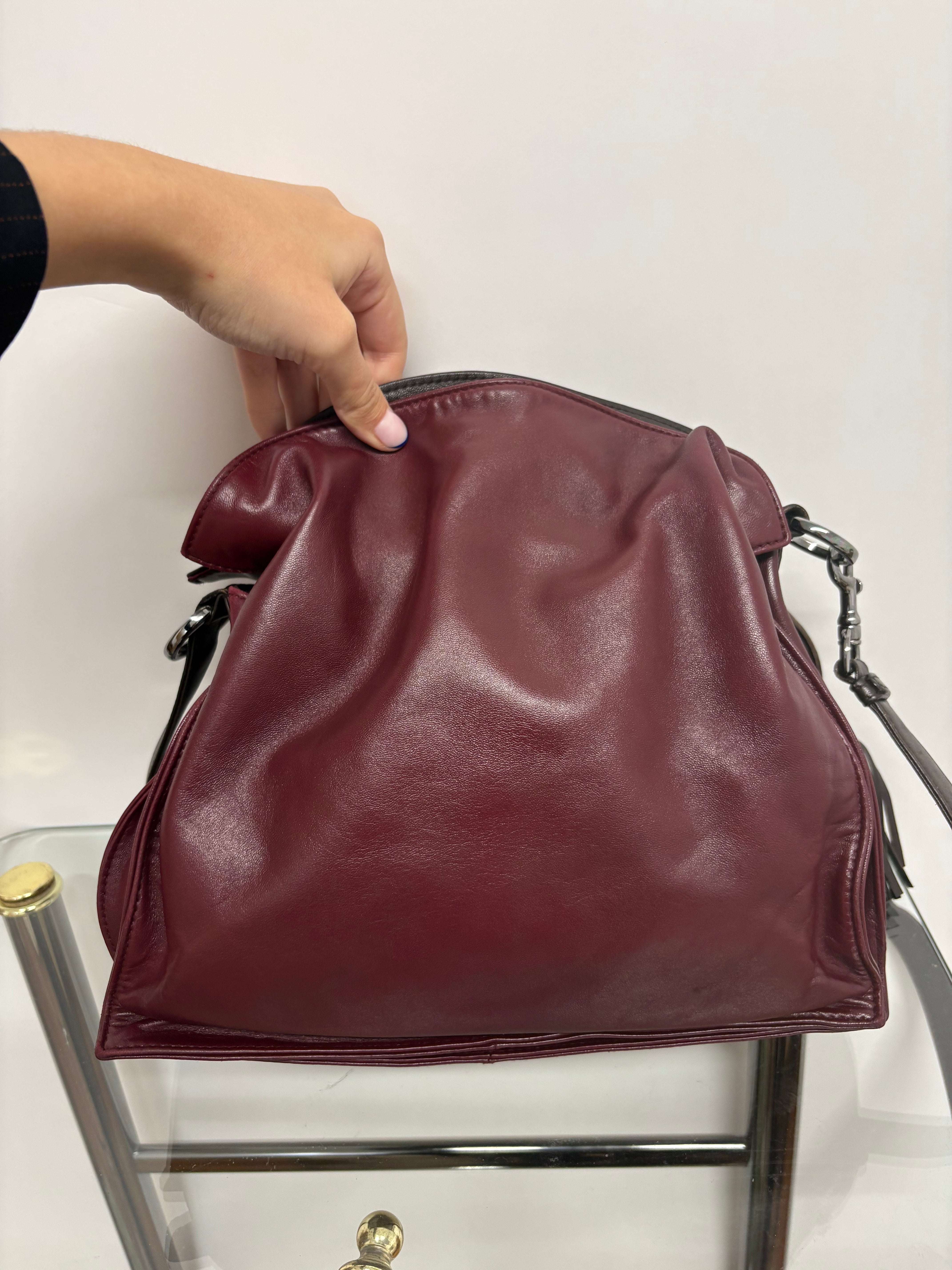 Loewe flamenco mediano burdeos y marrones con bandolera y borlas