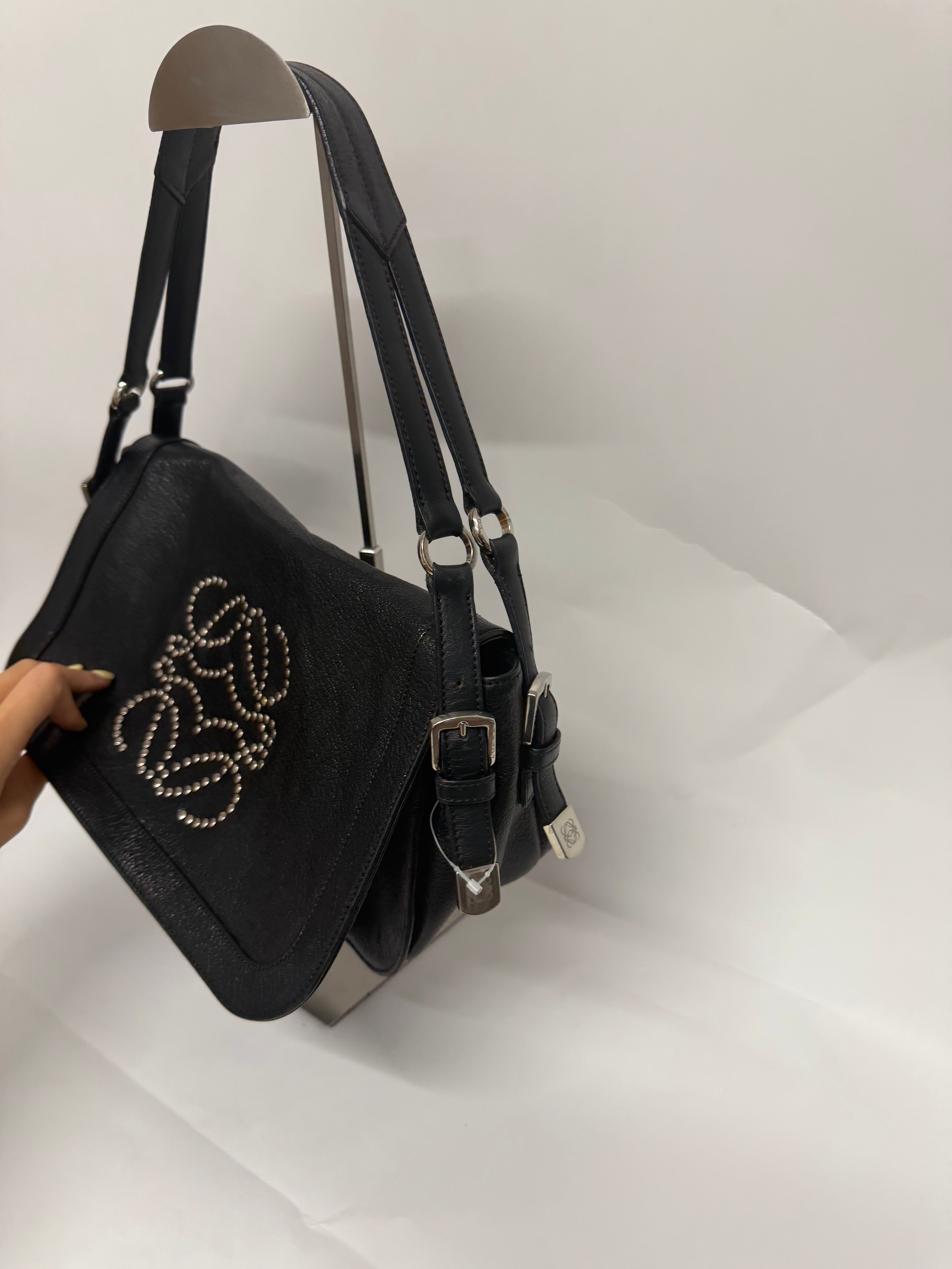 Loewe Hobo Anagram con Tachuelas Negro