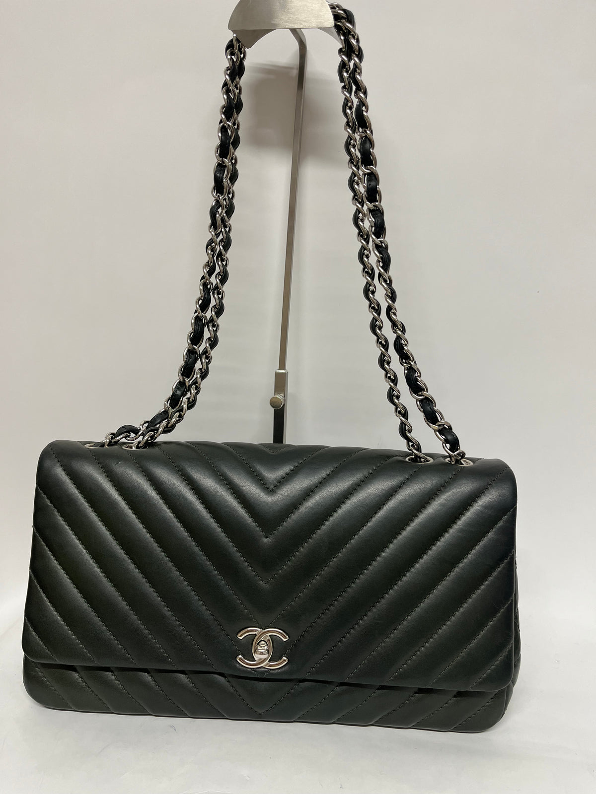 Chanel Single Flap Chevron Piel de Cordero Verde Botella · Herrajes Plata · Serie 17