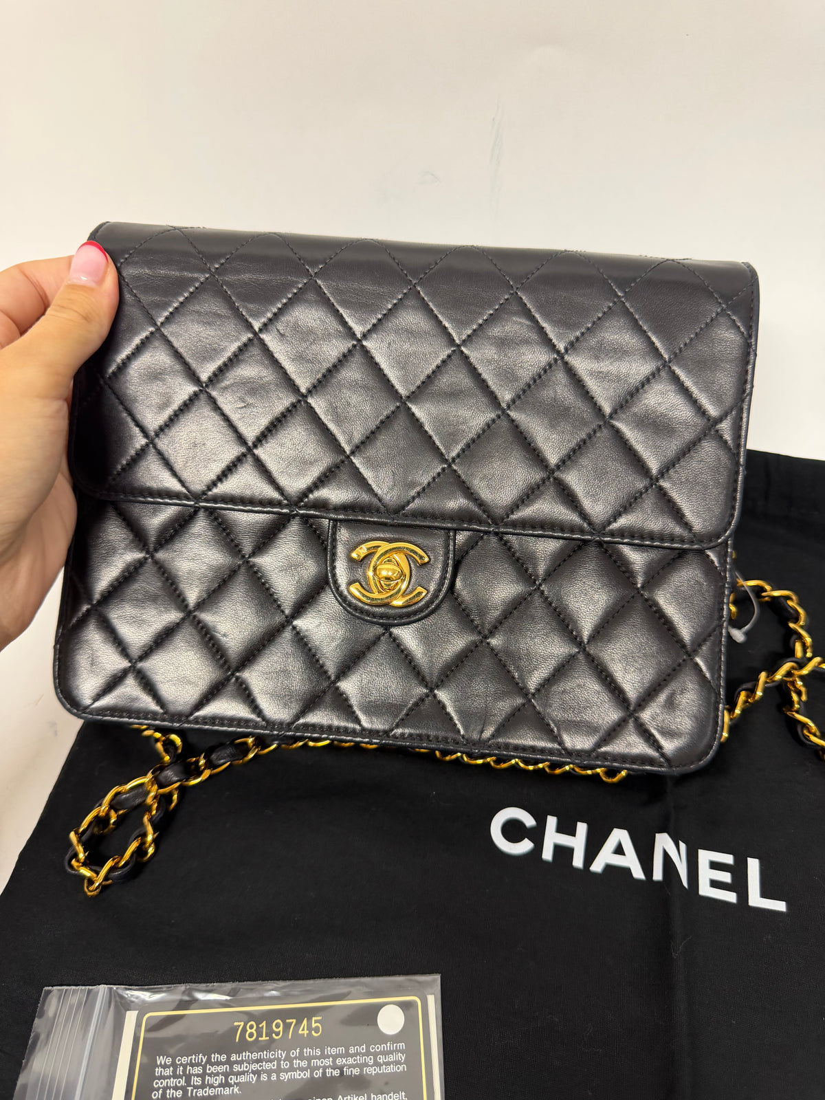 Chanel Single Flap Pequeño Piel de Cordero Negra · Cierre Clásico · Serie 7