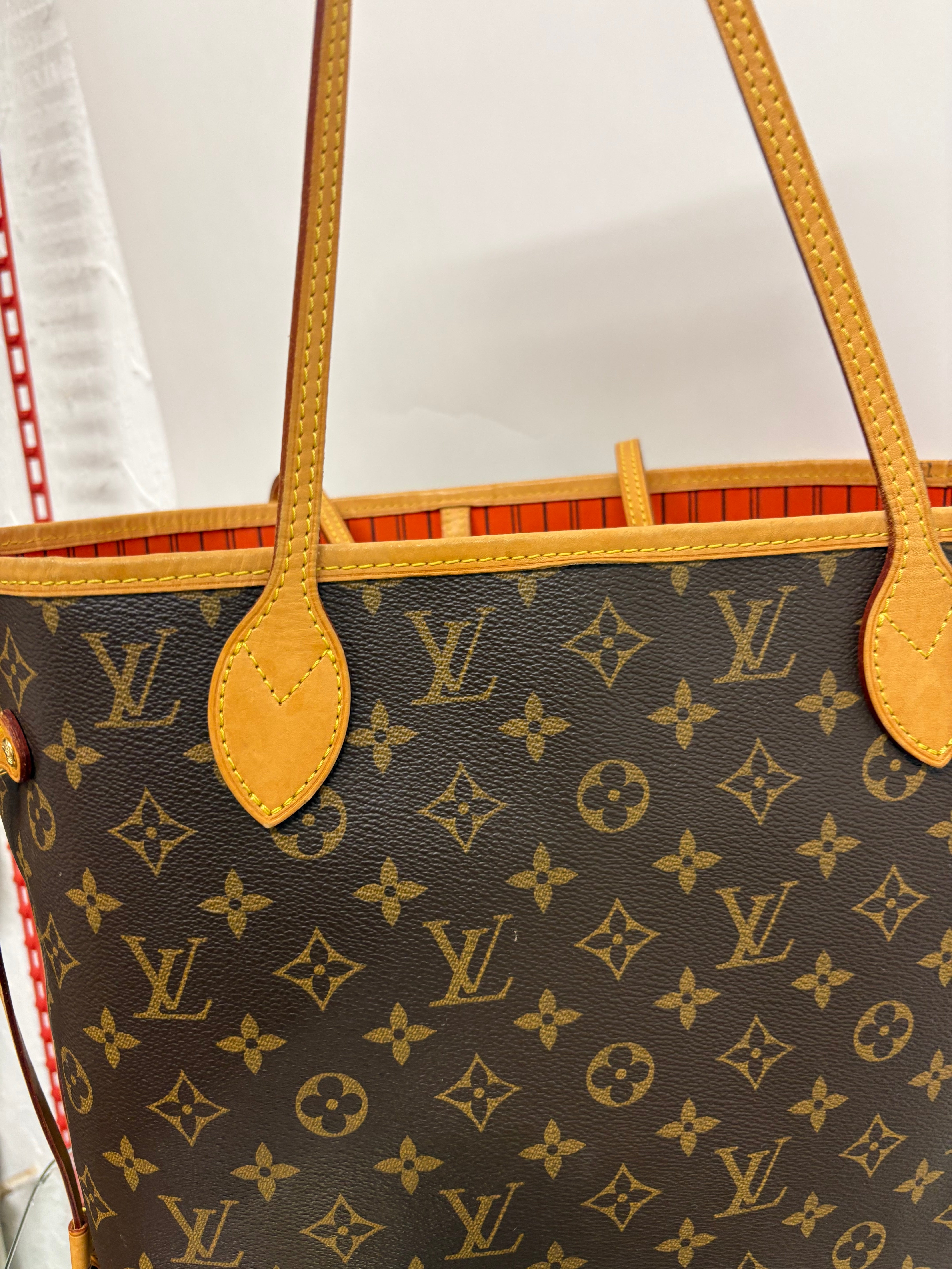 Louis Vuitton Neverfull MM Monogram Interior rojo