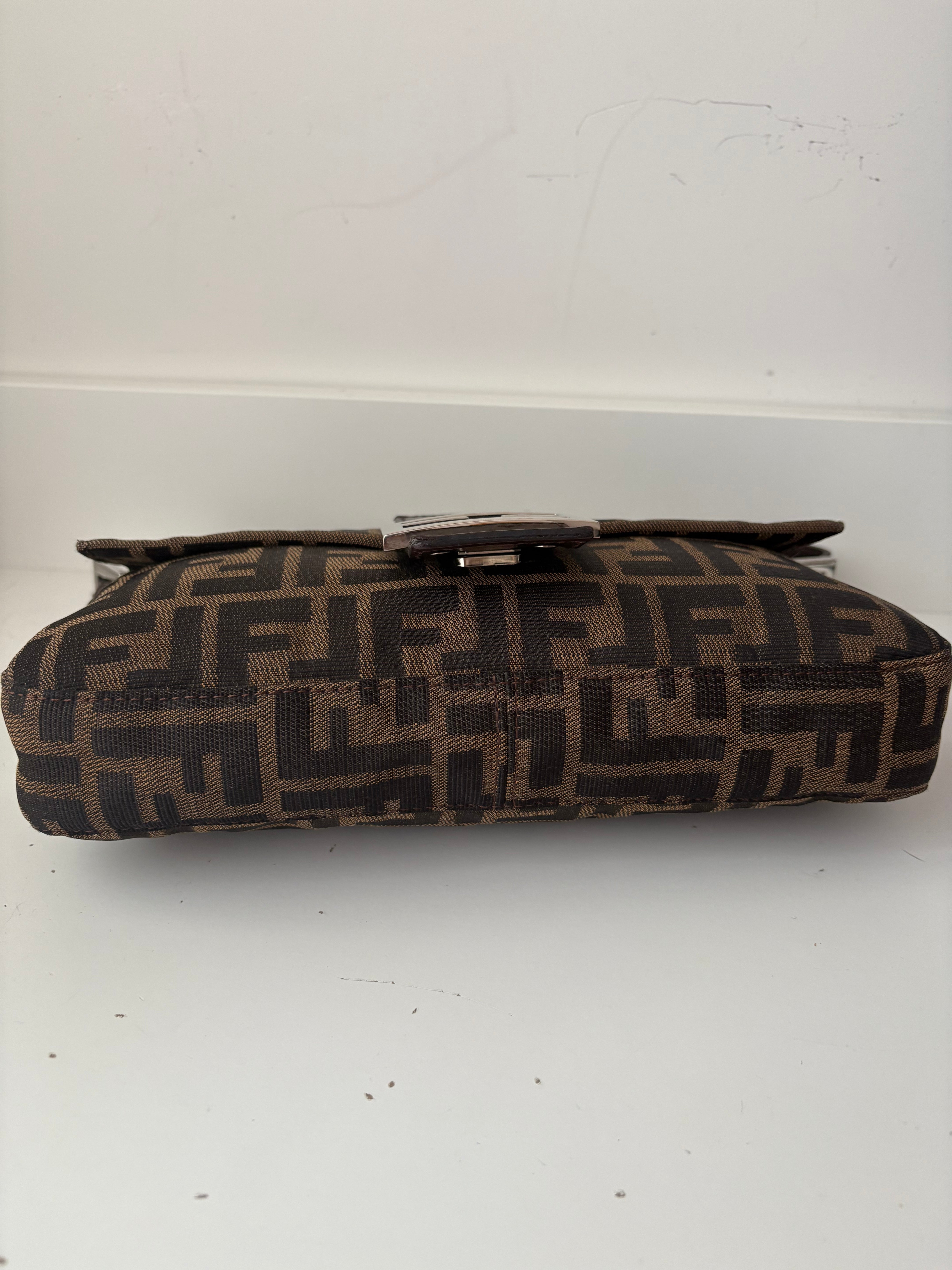Fendi Baguette Clásica Vintage en canvas Zucca marrón con herrajes plateados