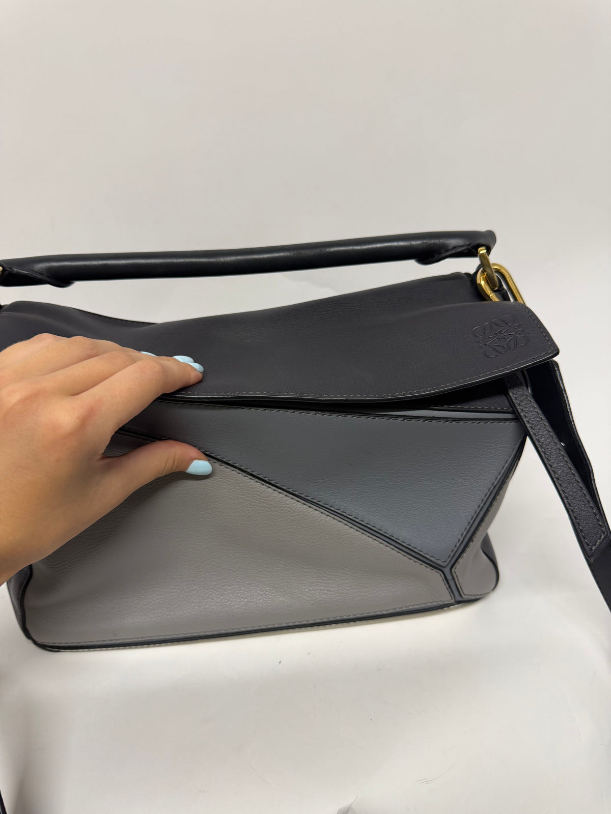 Loewe Puzzle Mediano Tricolor Gris y Negro