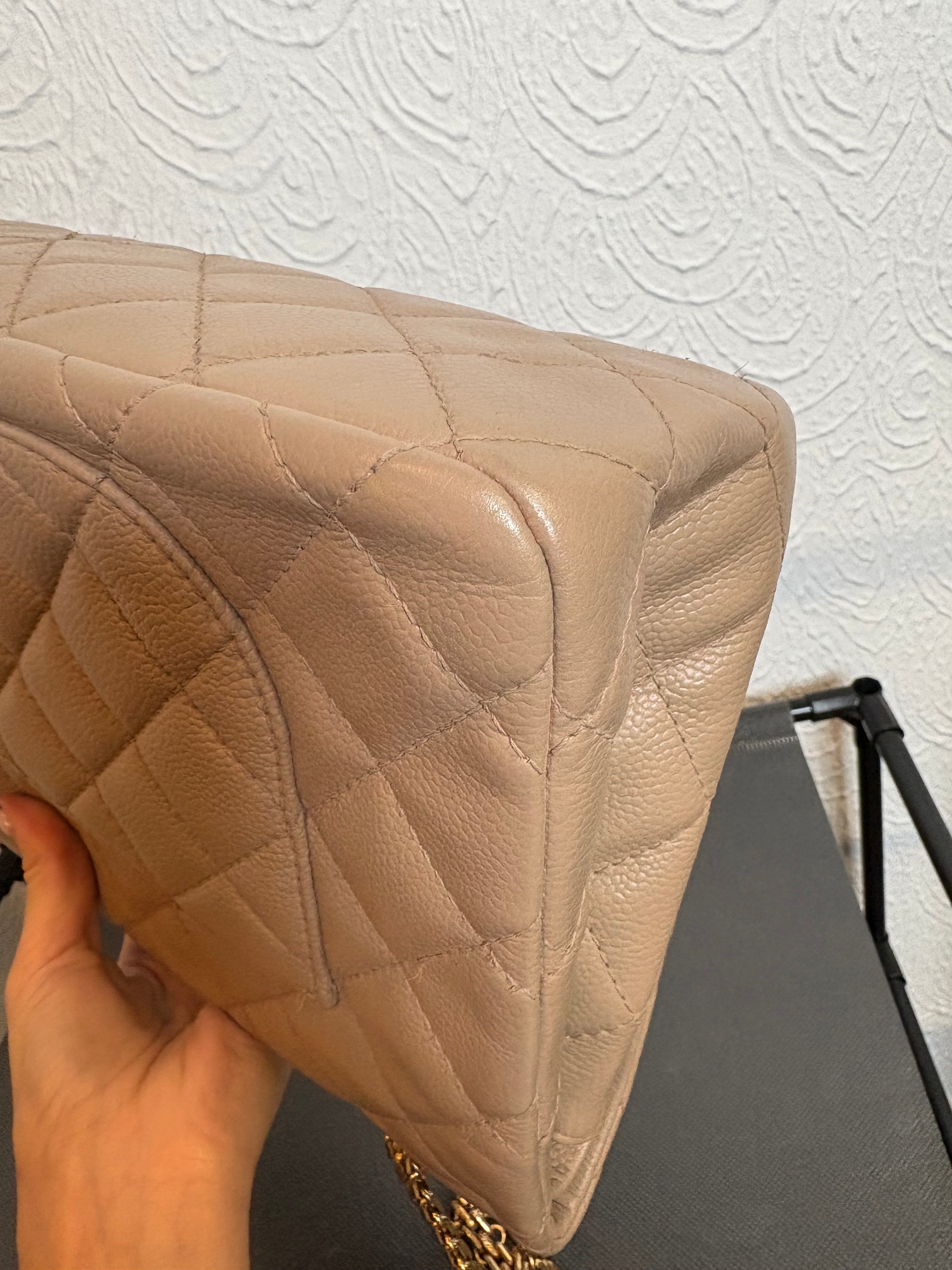 CHANEL 2.55 Double Flap Beige Caviar Cadena Doble Dorada