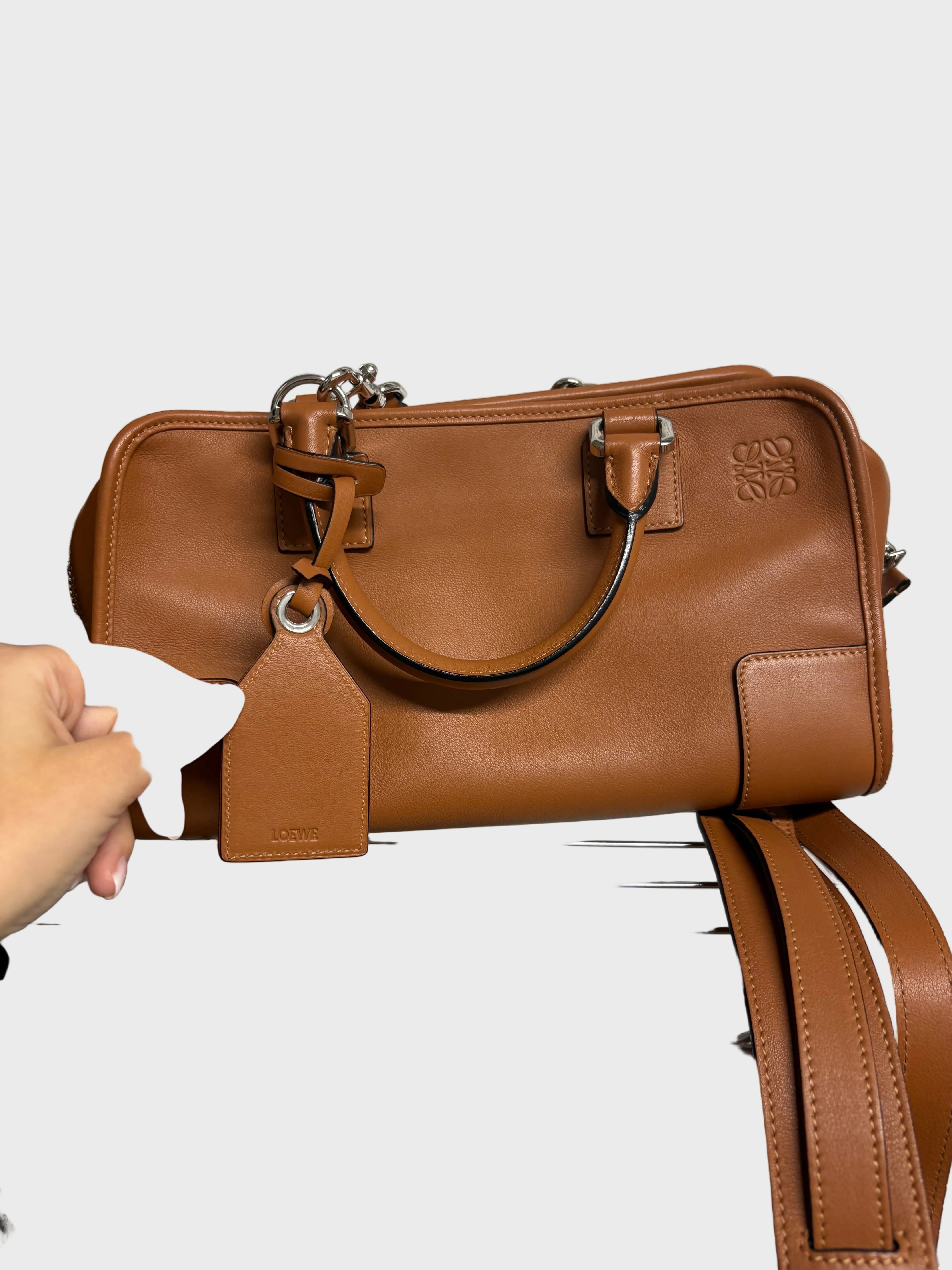 Loewe Amazona 30 Piel Camel con bandolera – Colección Clásica