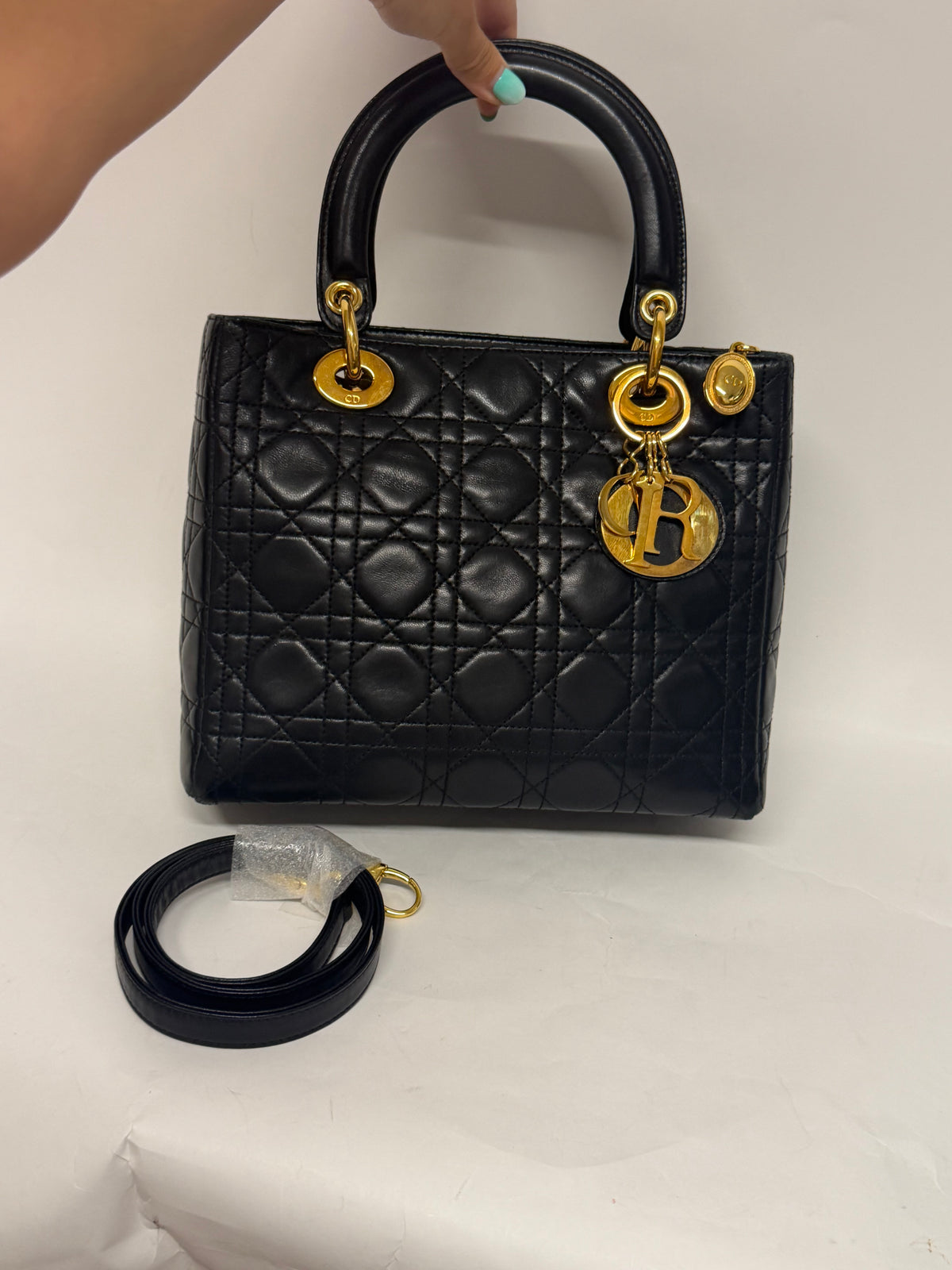 Dior Lady Dior Medium Piel Cordero Negra Cannage con bandolera
