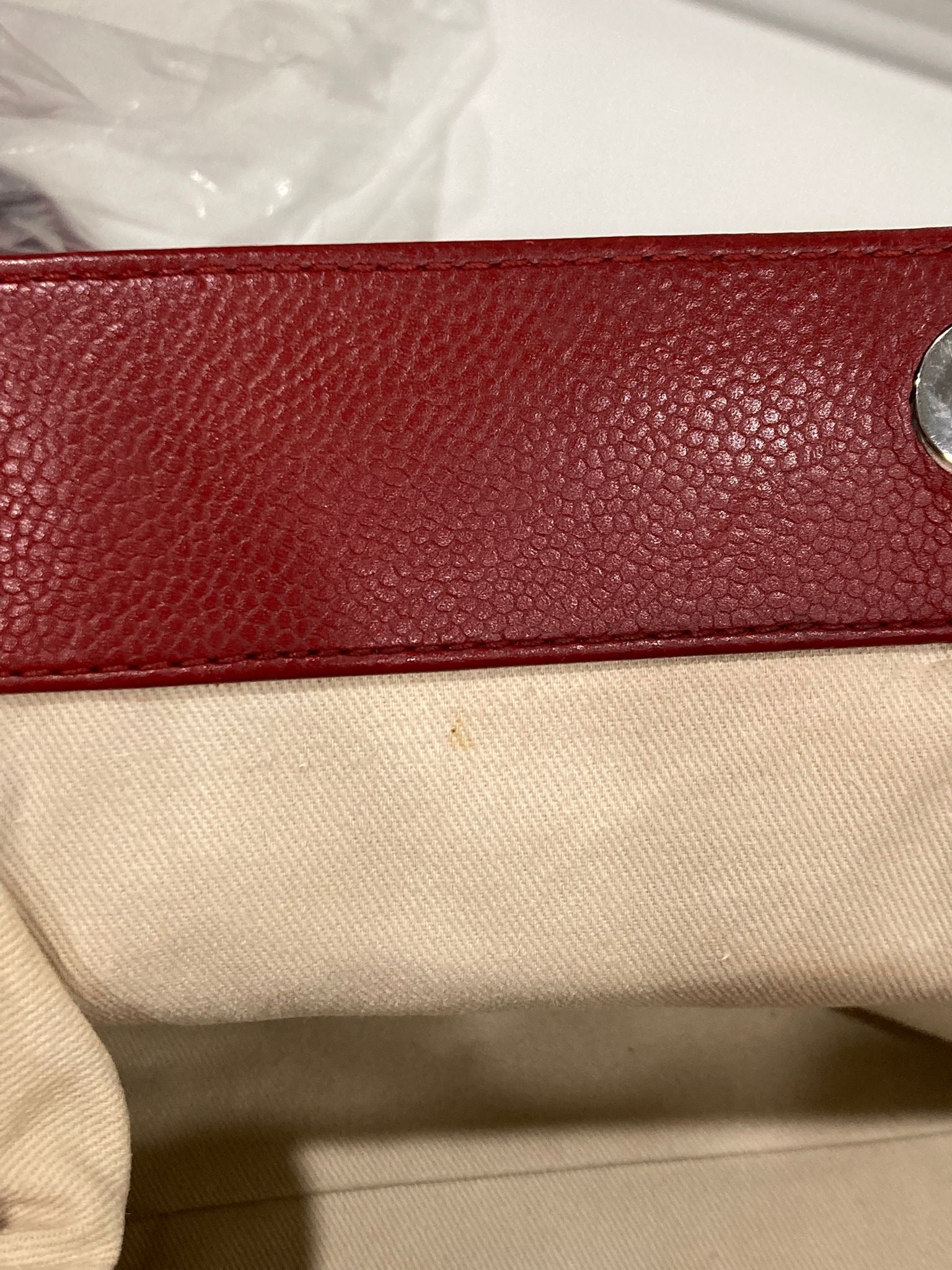 Chanel CC Chain Tote acolchado en piel caviar roja