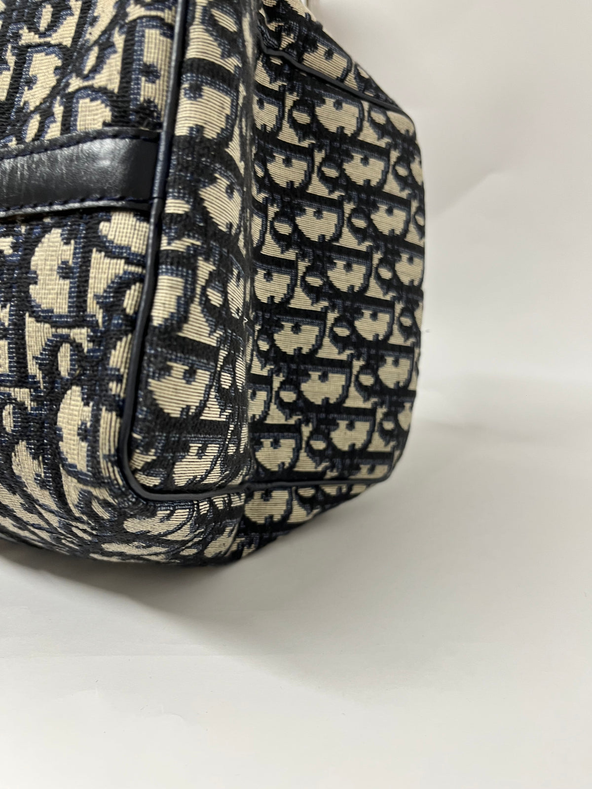 Christian Dior Boston 30 Lona Trotter con Interior en Tela y Bandolera de Borlas