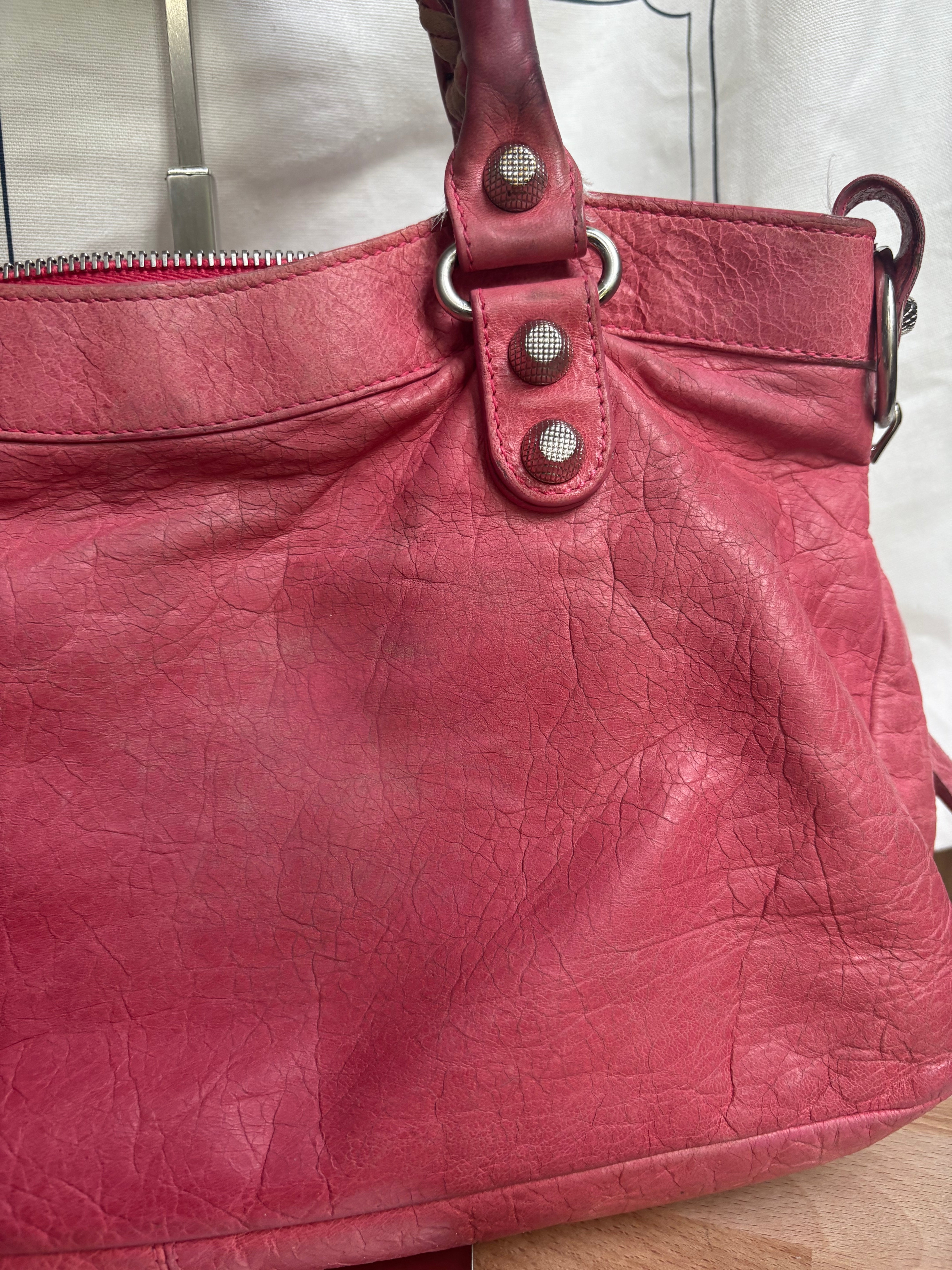 Balenciaga Classic City en rosa con bandolera 2WAY