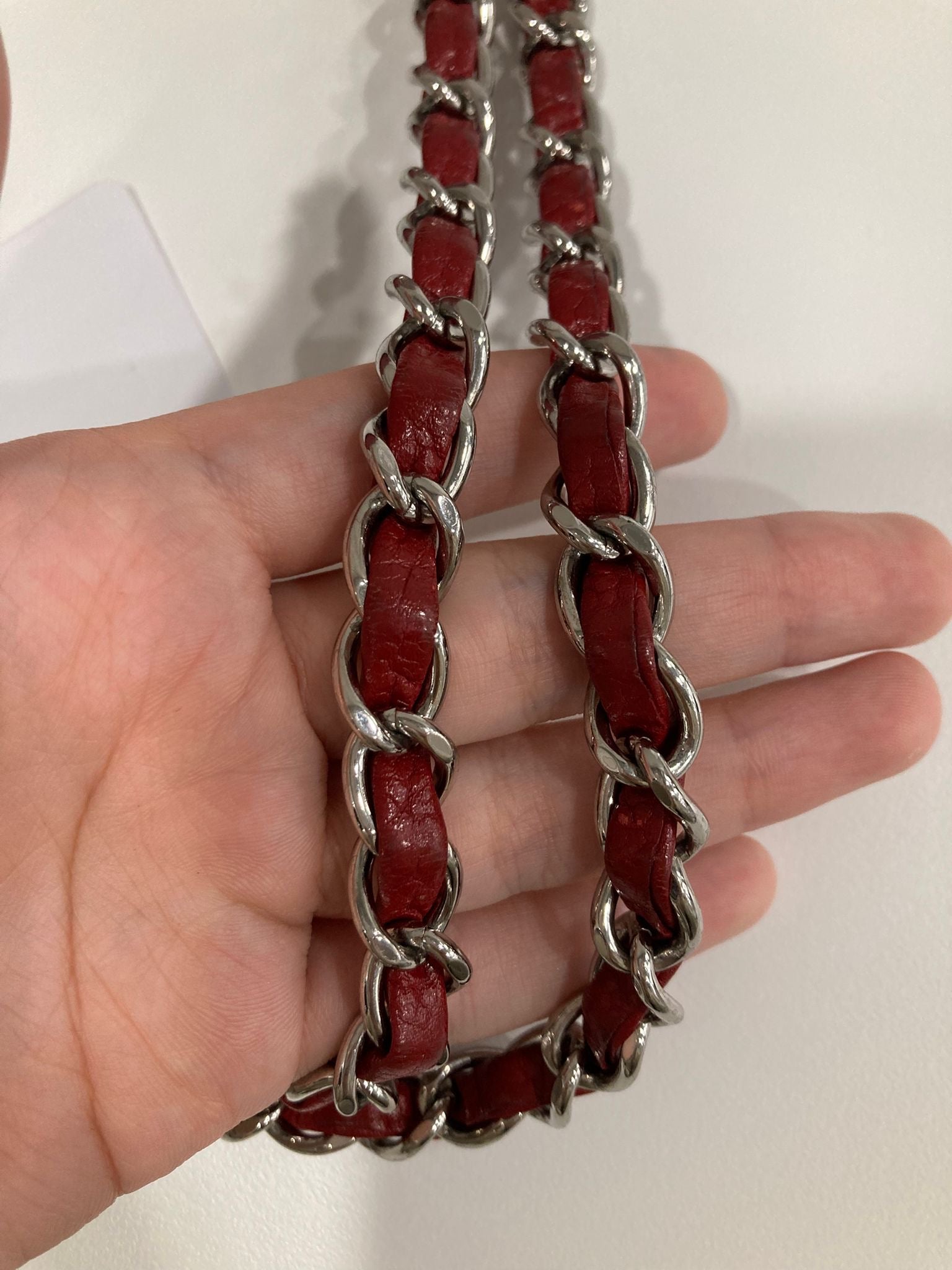 Chanel CC Chain Tote acolchado en piel caviar roja