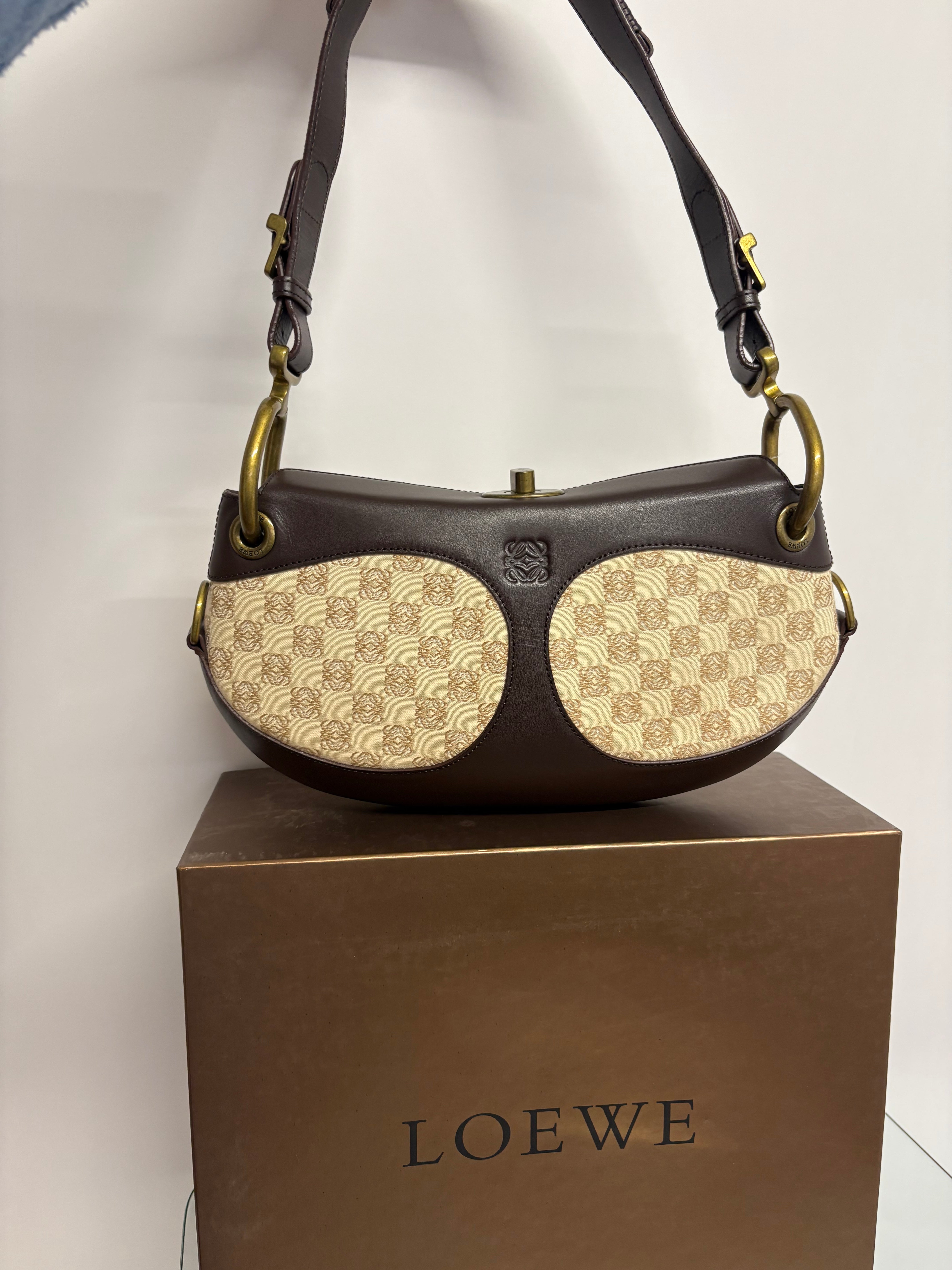 Loewe anagram lock shoulder bag canvas y piel marrón vintage