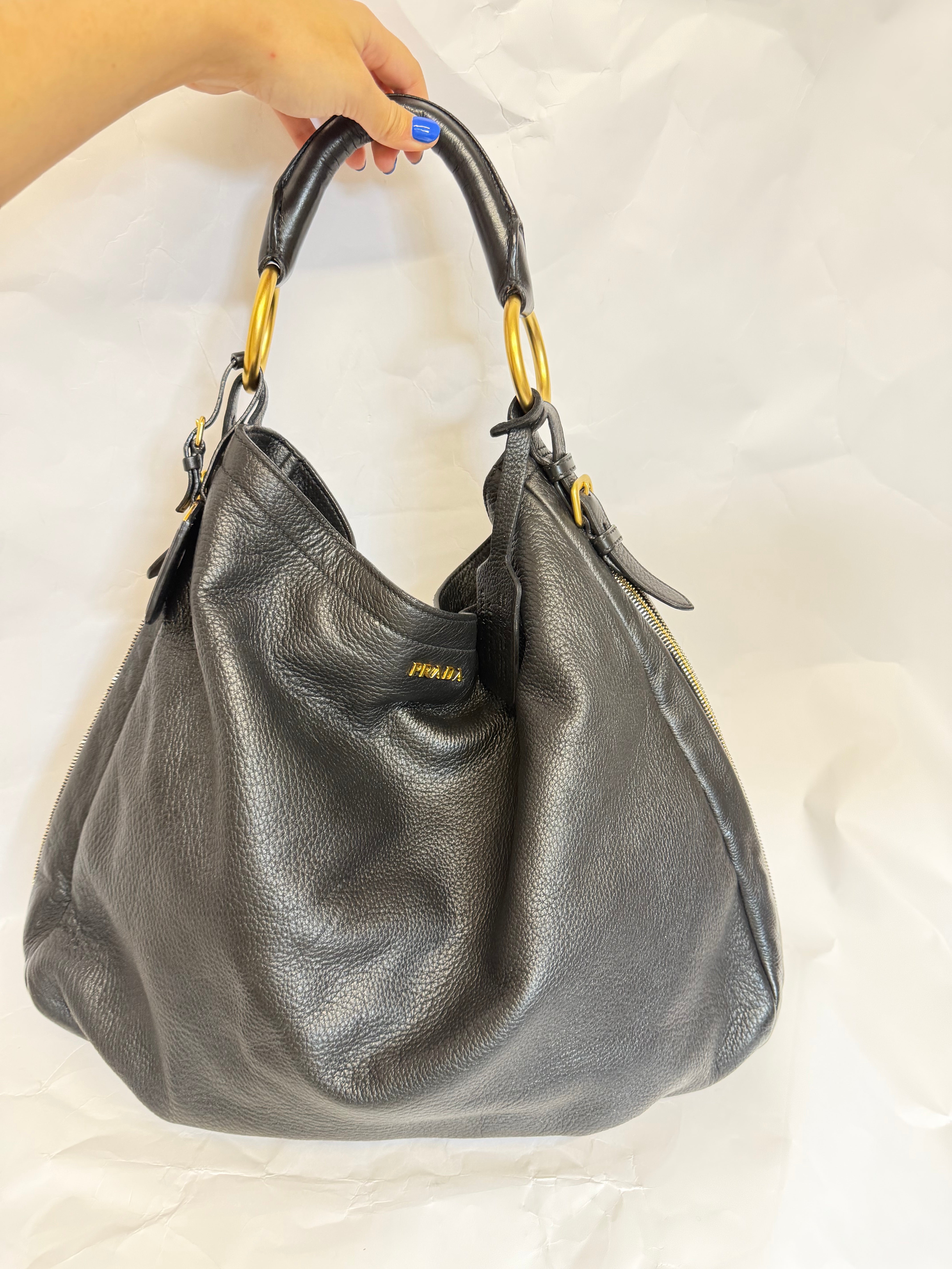 Prada Hobo Oversized en piel negra granulada
