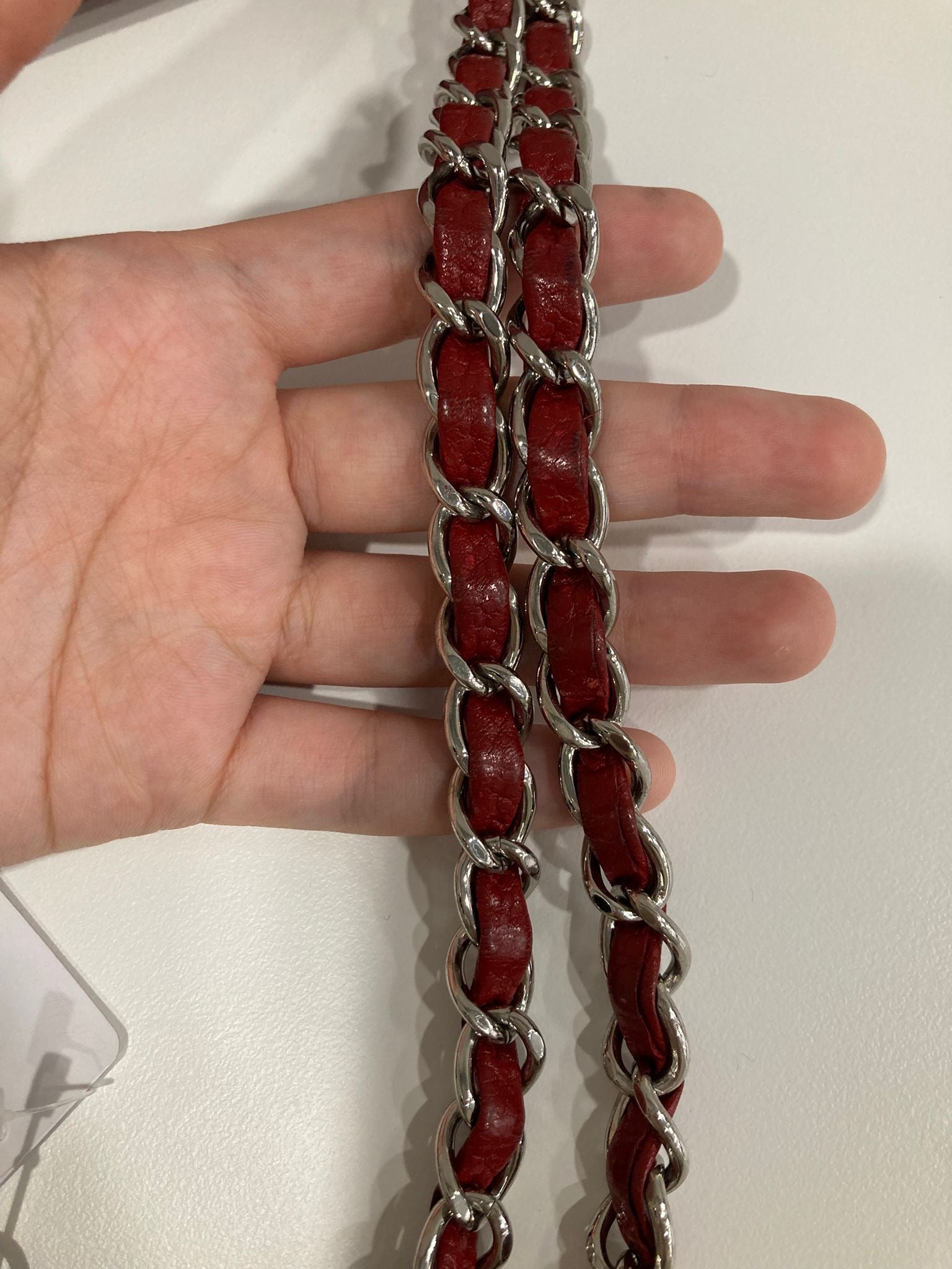 Chanel CC Chain Tote acolchado en piel caviar roja