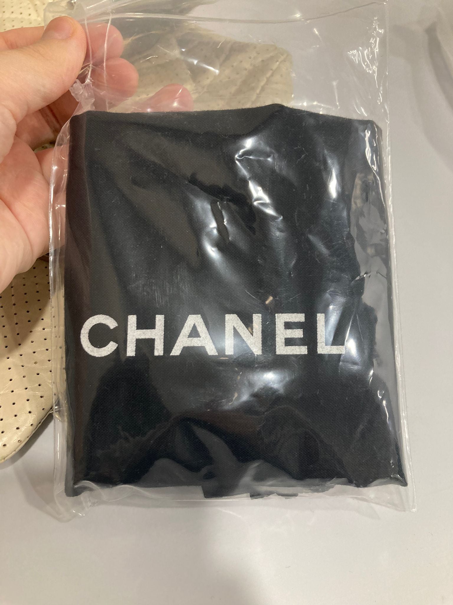 Chanel one flap acolchado perforado blanco roto