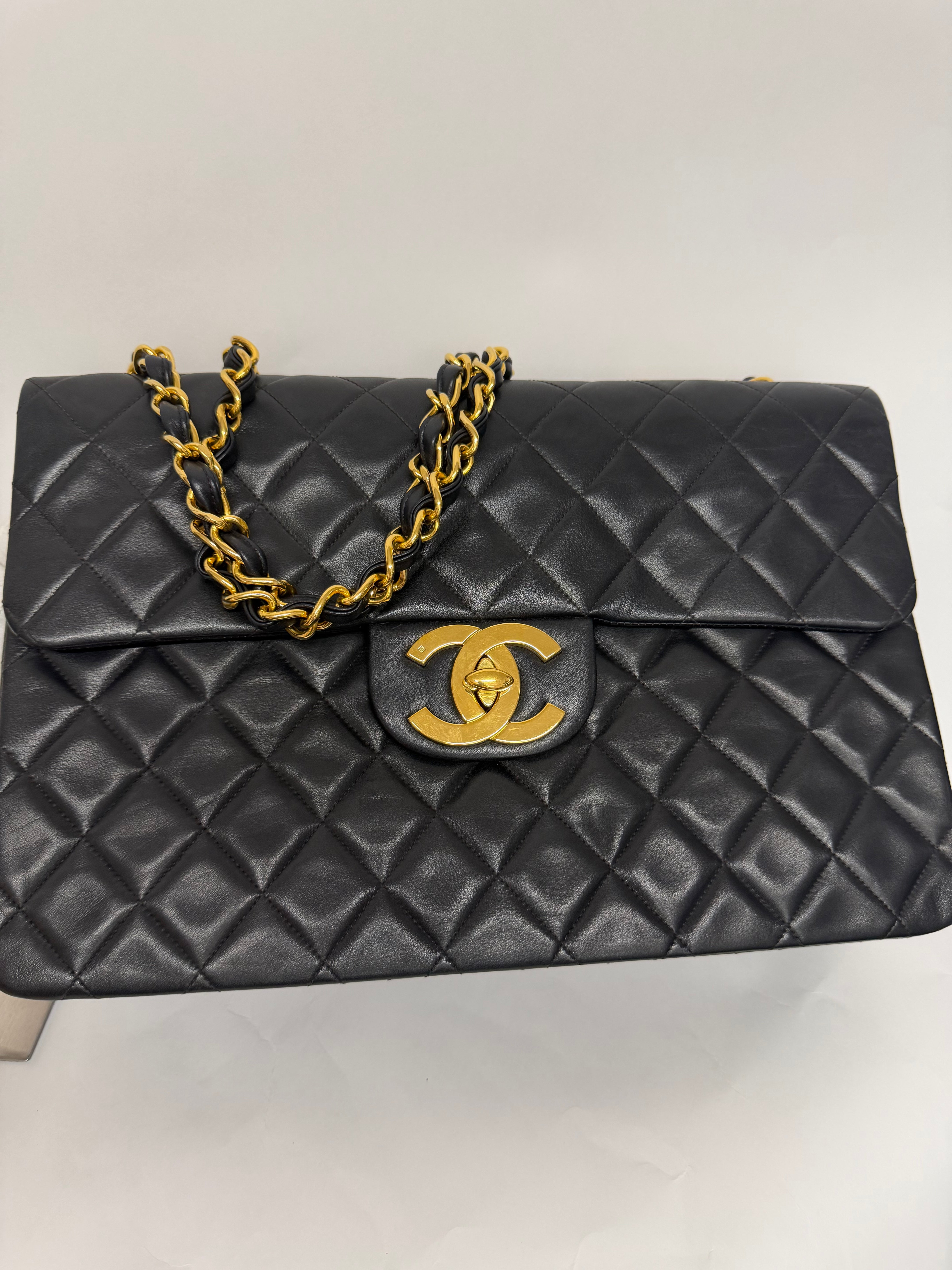 Chanel Maxi Jumbo Single Flap Lambskin Negro GHW