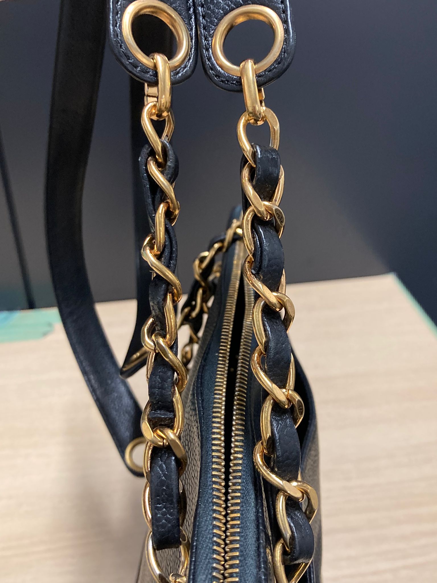 Chanel Logo Chain Tote – Piel Caviar Negra – Serie 414XXXX (ca. 1996–1997)