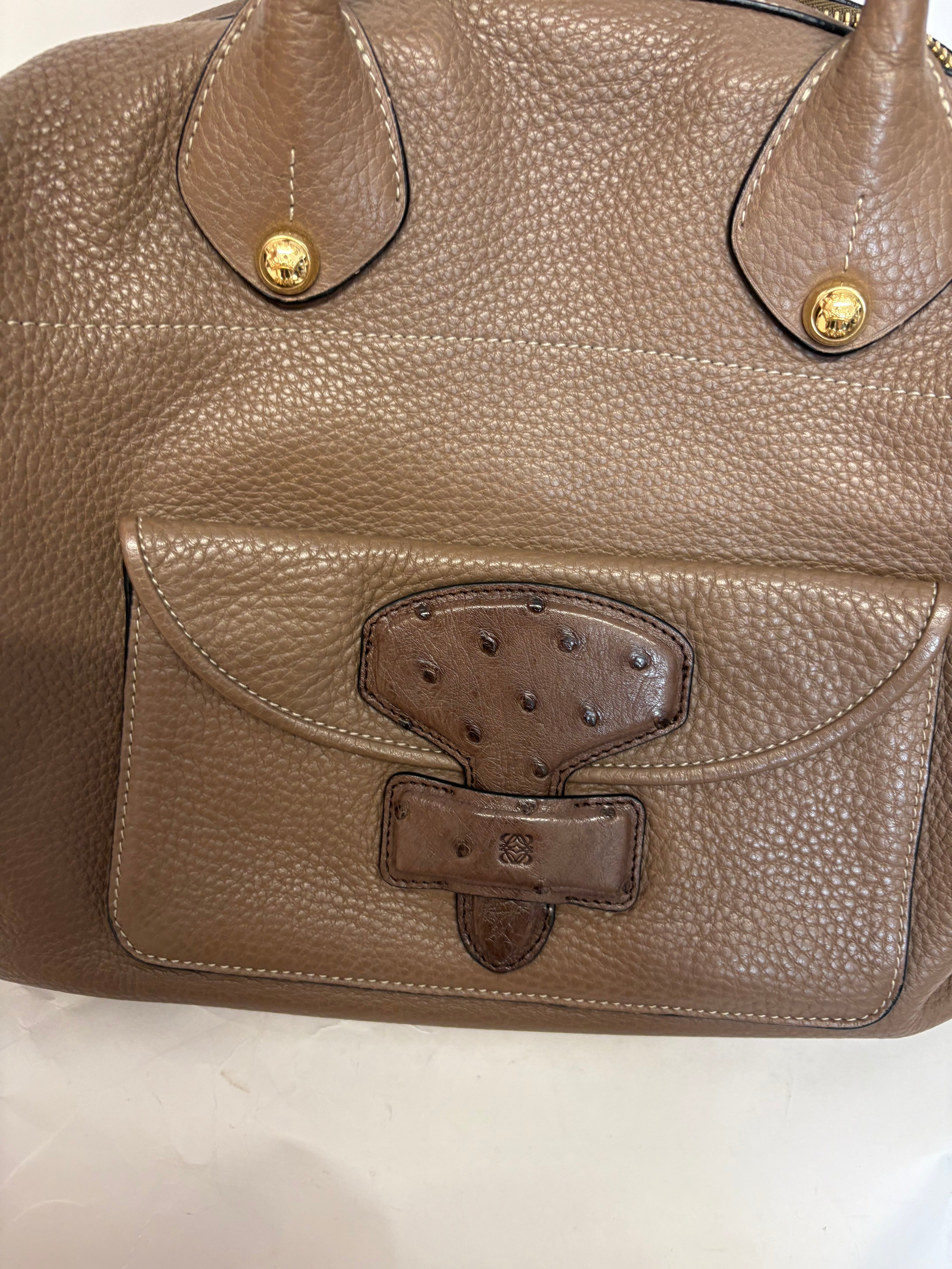 LOEWE Boston Bag Ostrich Pocket Edition grande camel
