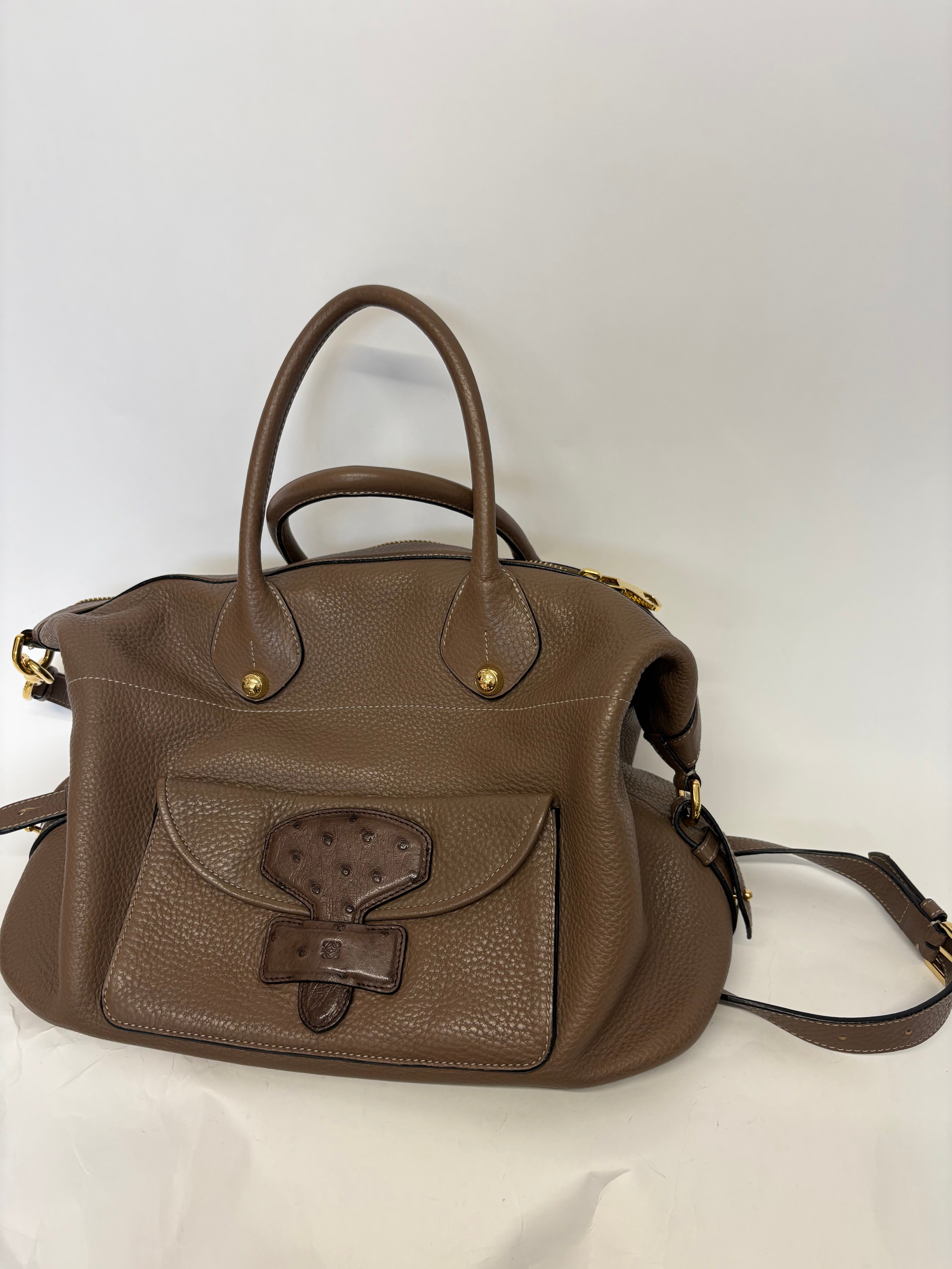 LOEWE Boston Bag Ostrich Pocket Edition grande camel