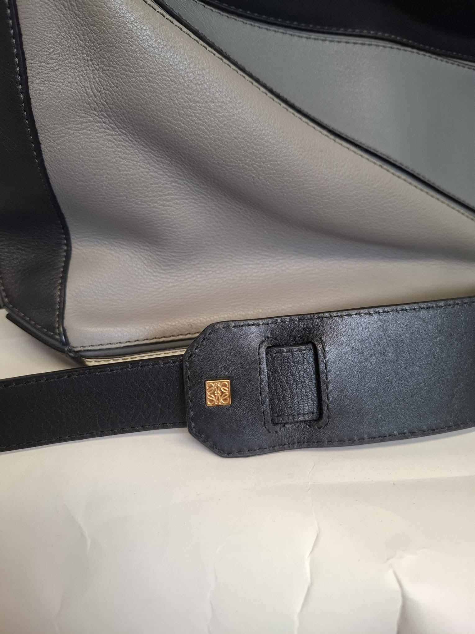Loewe Puzzle Mediano Tricolor Gris y Negro
