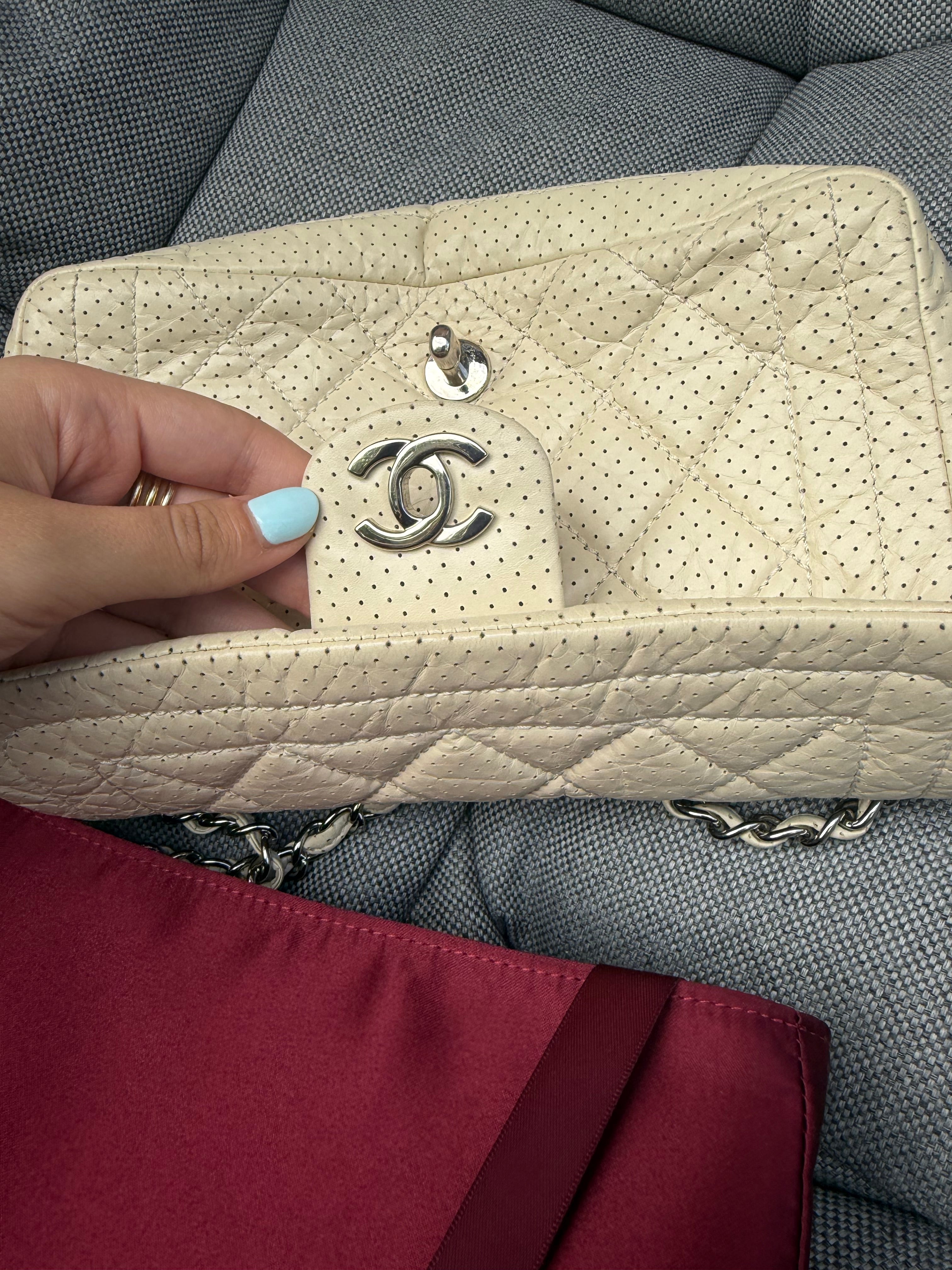 Chanel One Flap Small · Piel Perforada Marfil · Herrajes Plata