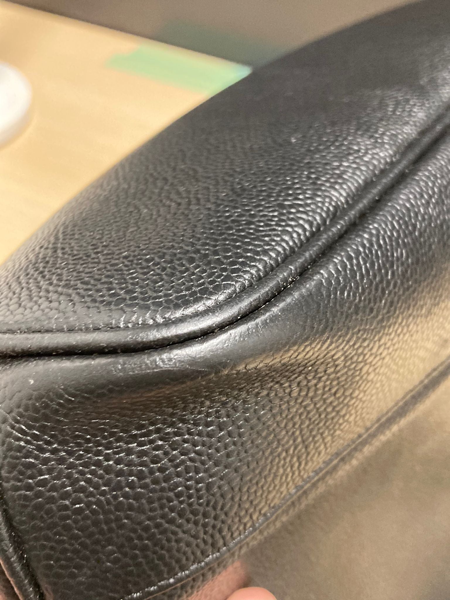 Chanel Logo Chain Tote – Piel Caviar Negra – Serie 414XXXX (ca. 1996–1997)