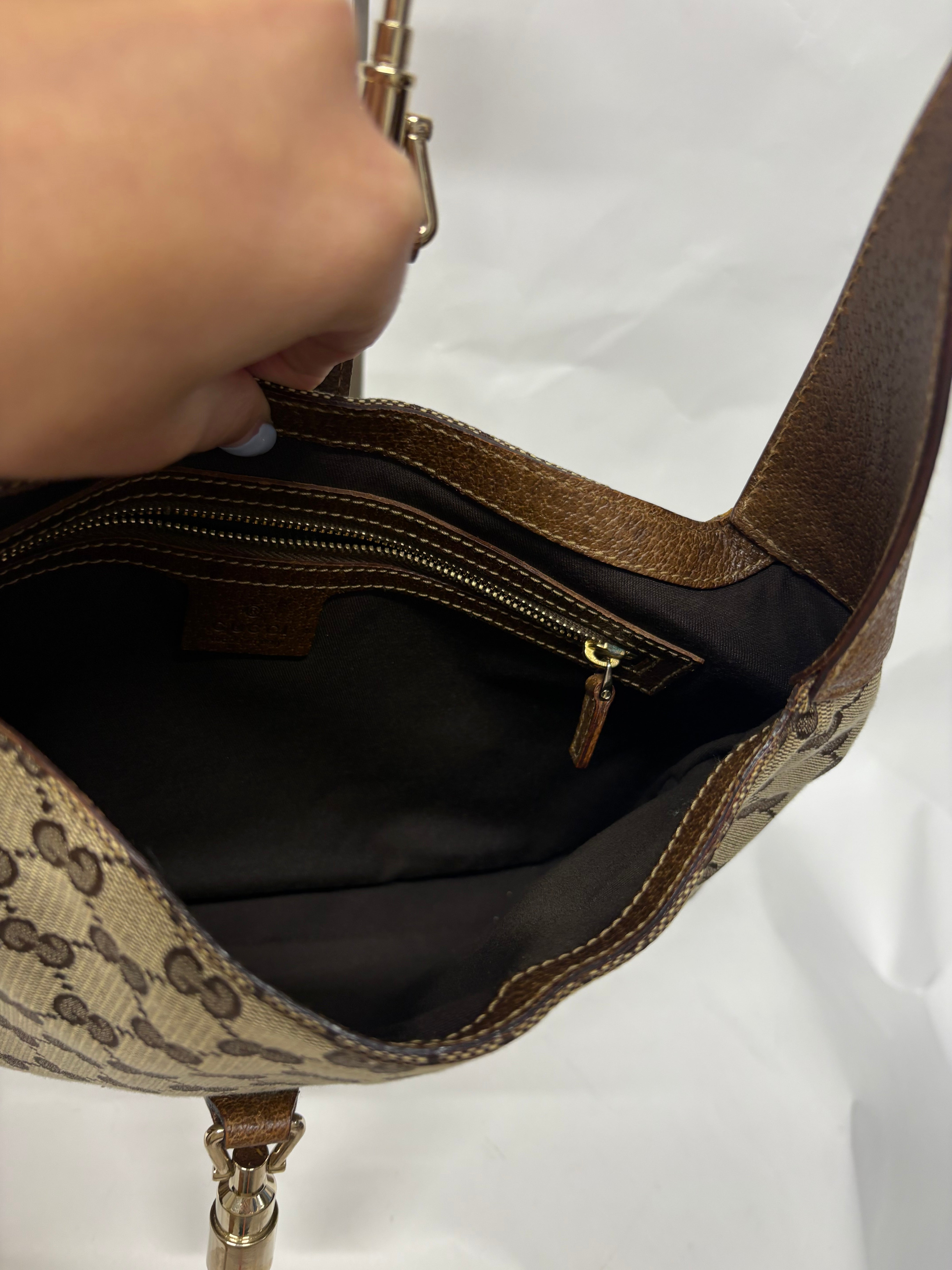 Gucci Jackie clásica GG canvas marrón con cierre pistón dorado