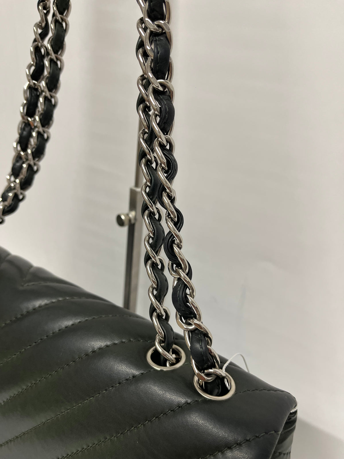 Chanel Single Flap Chevron Piel de Cordero Verde Botella · Herrajes Plata · Serie 17