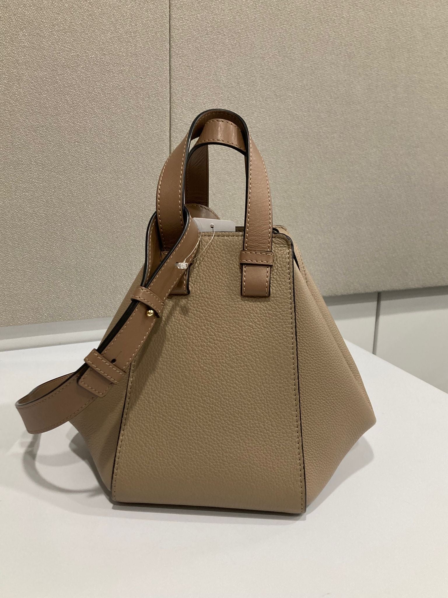 Loewe Hammock Compact en piel de ternera graneada beige