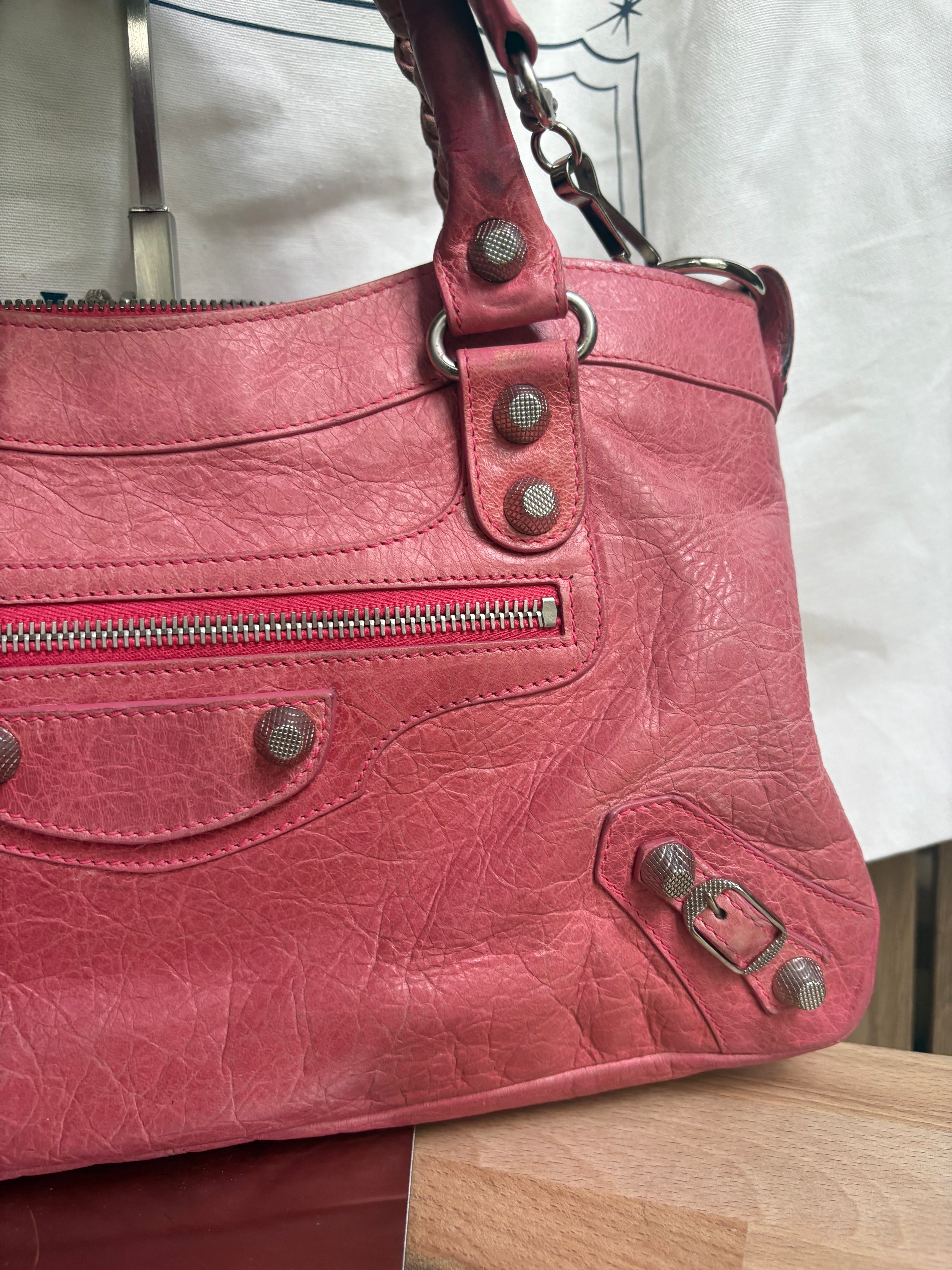 Balenciaga Classic City en rosa con bandolera 2WAY