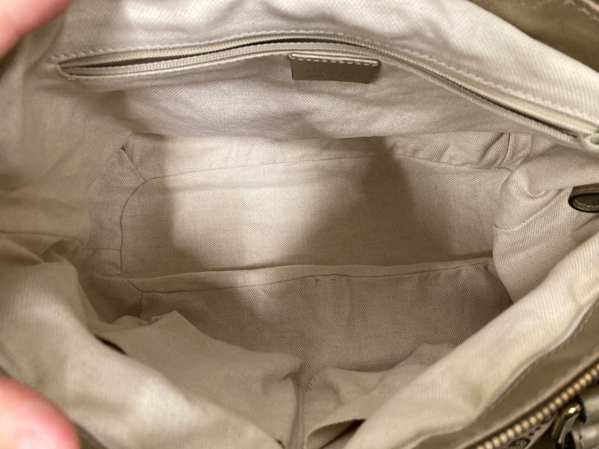 Gucci GG Canvas 2Way Bag en beige y dorado con bandolera