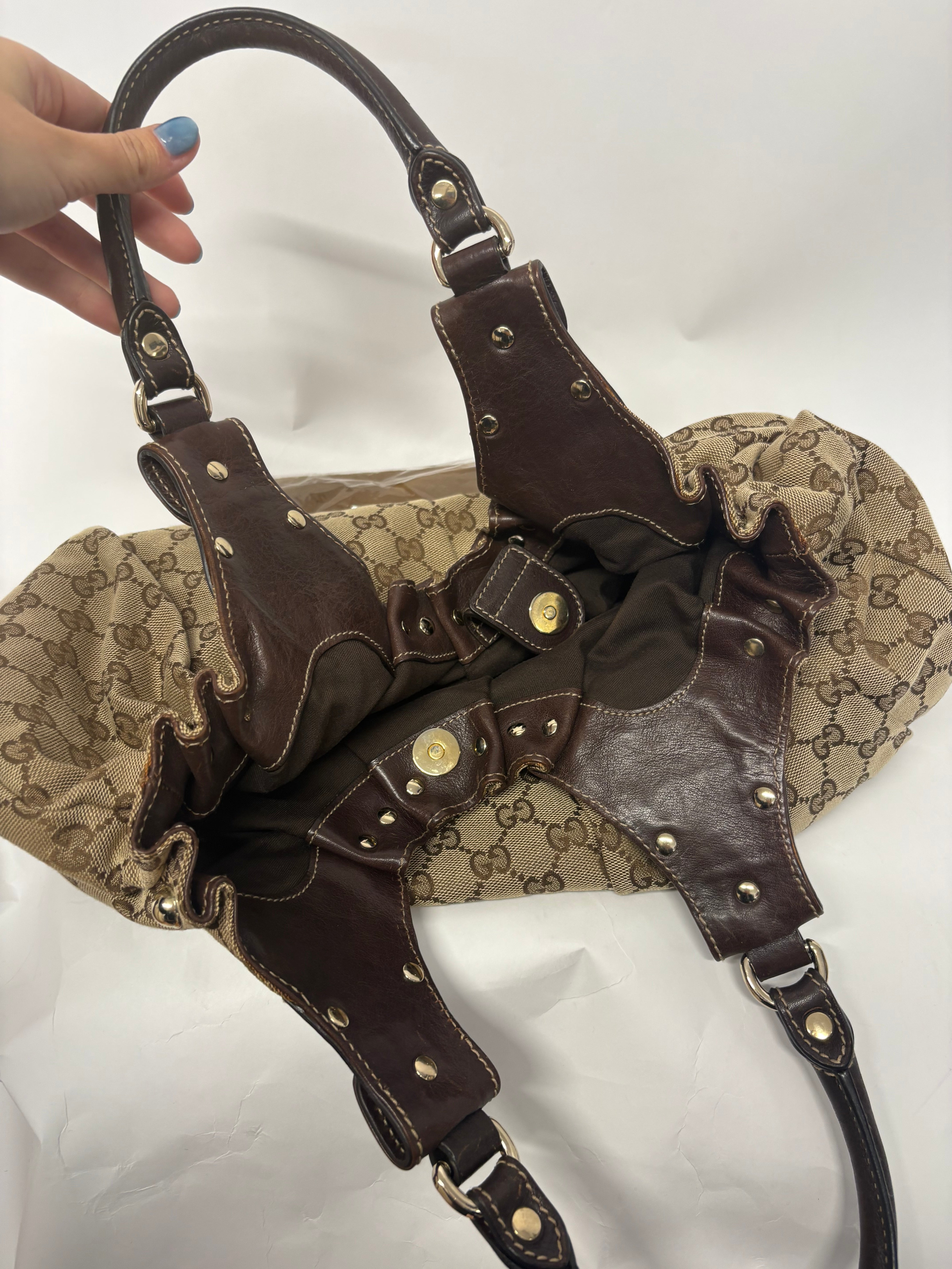 Gucci Pelham Tote GG Supreme Beige con Asas de Piel Marrón y Tachuelas Doradas mediano