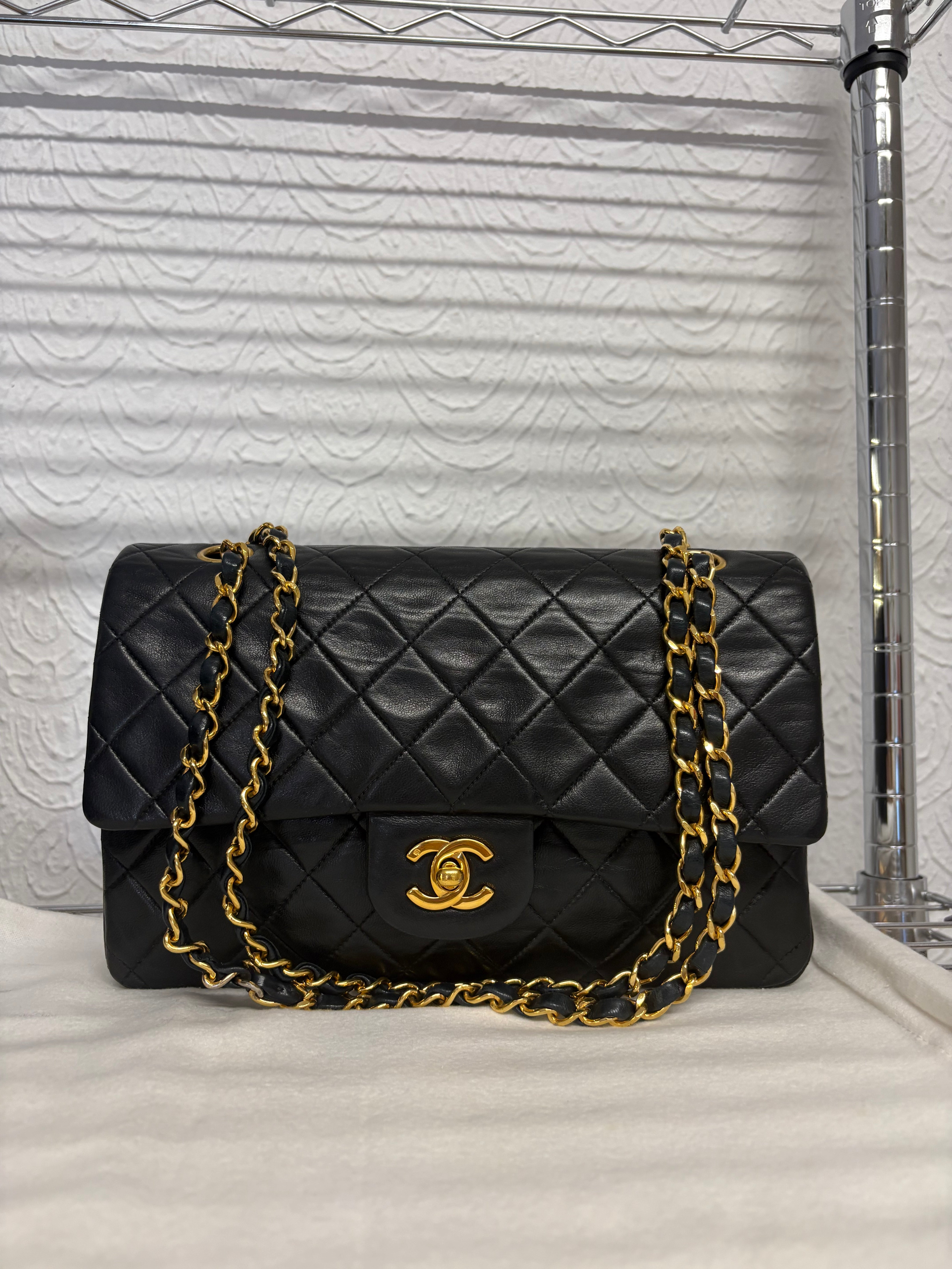Chanel timeless 25 double flap lambskin negro – serie 4