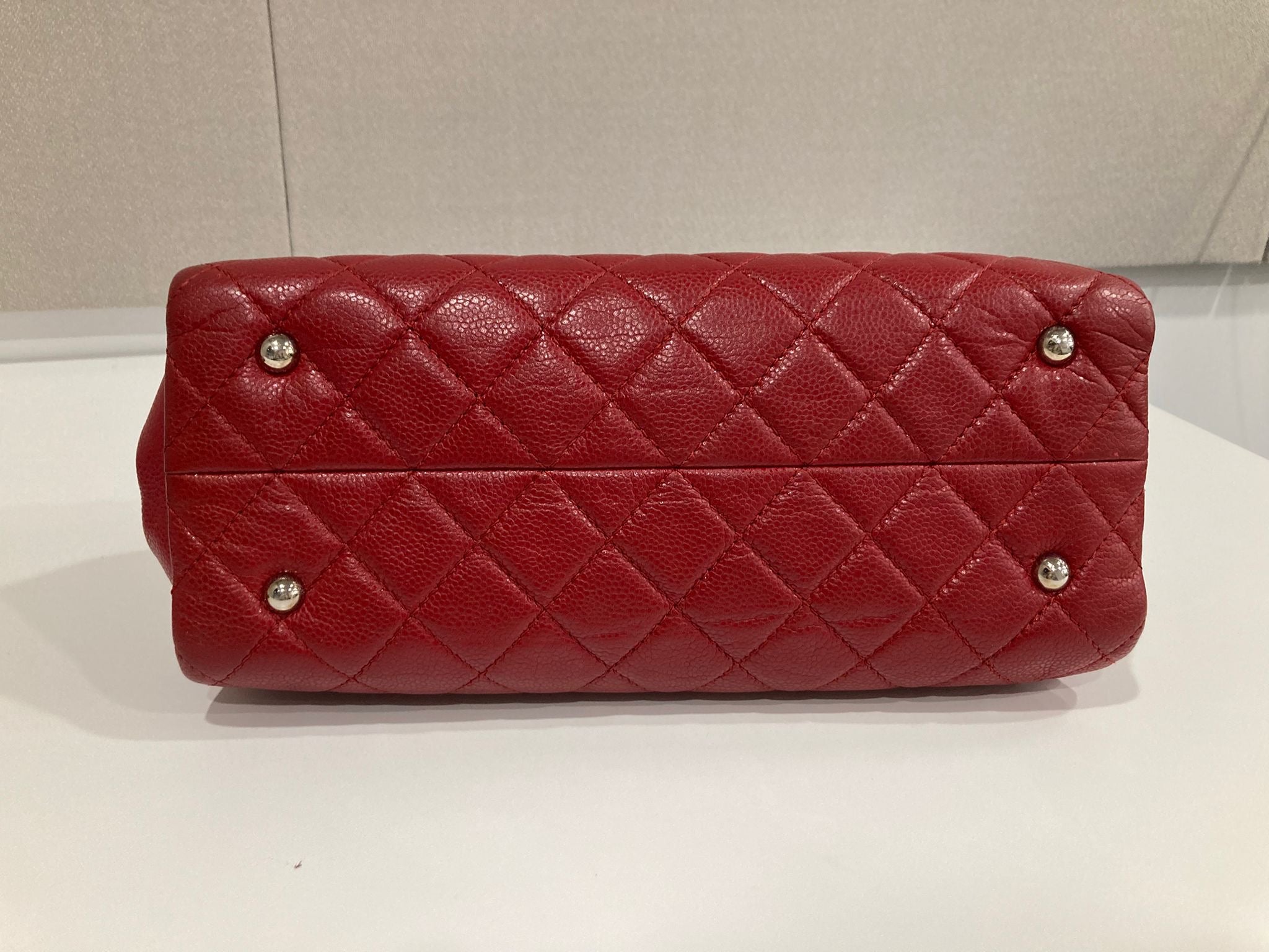 Chanel CC Chain Tote acolchado en piel caviar roja