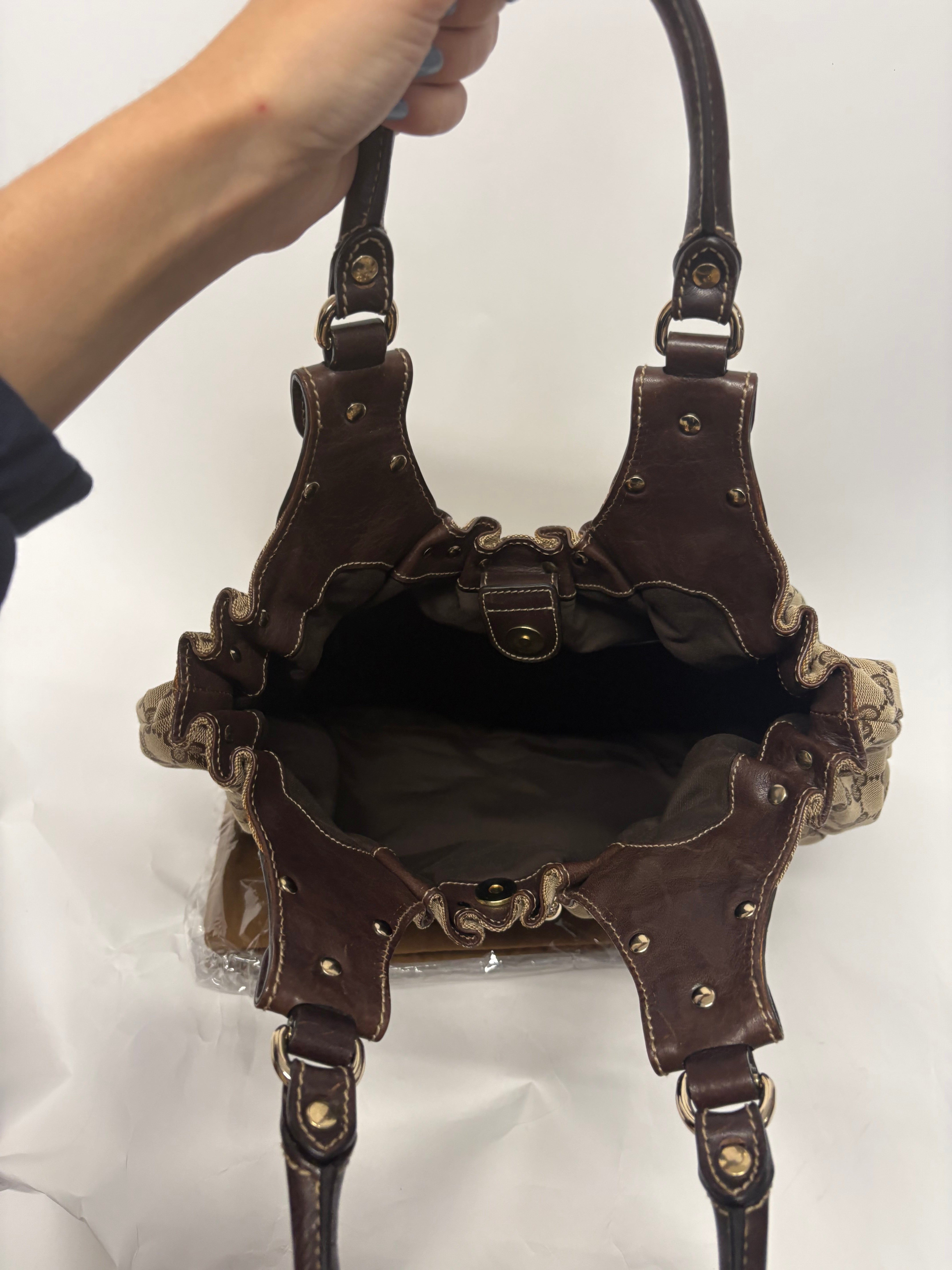 Gucci Pelham Tote GG Supreme Beige con Asas de Piel Marrón y Tachuelas Doradas mediano