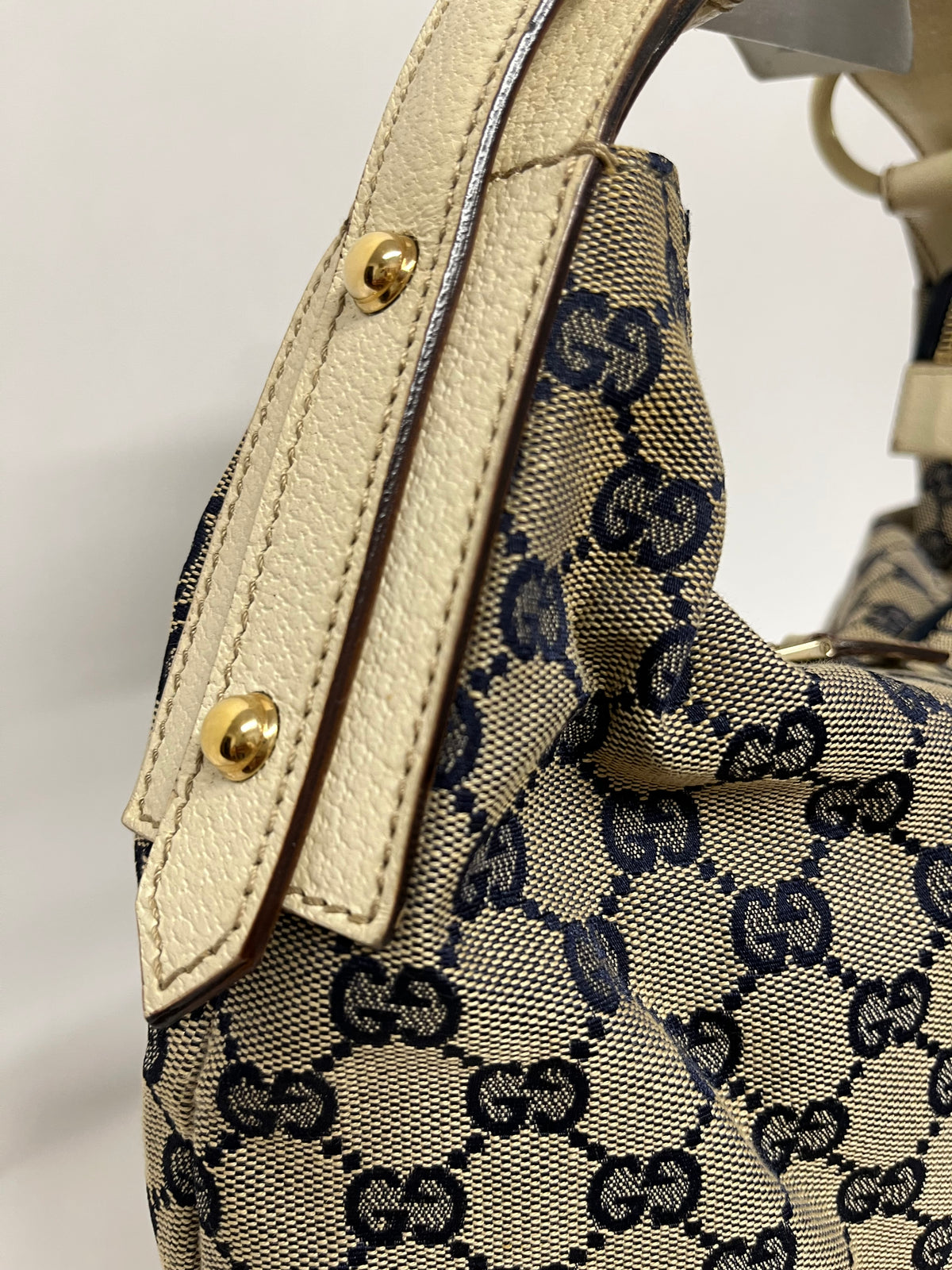 Gucci Horsebit Hobo Lona GG Azul Marino con Asa en Resina Marfil