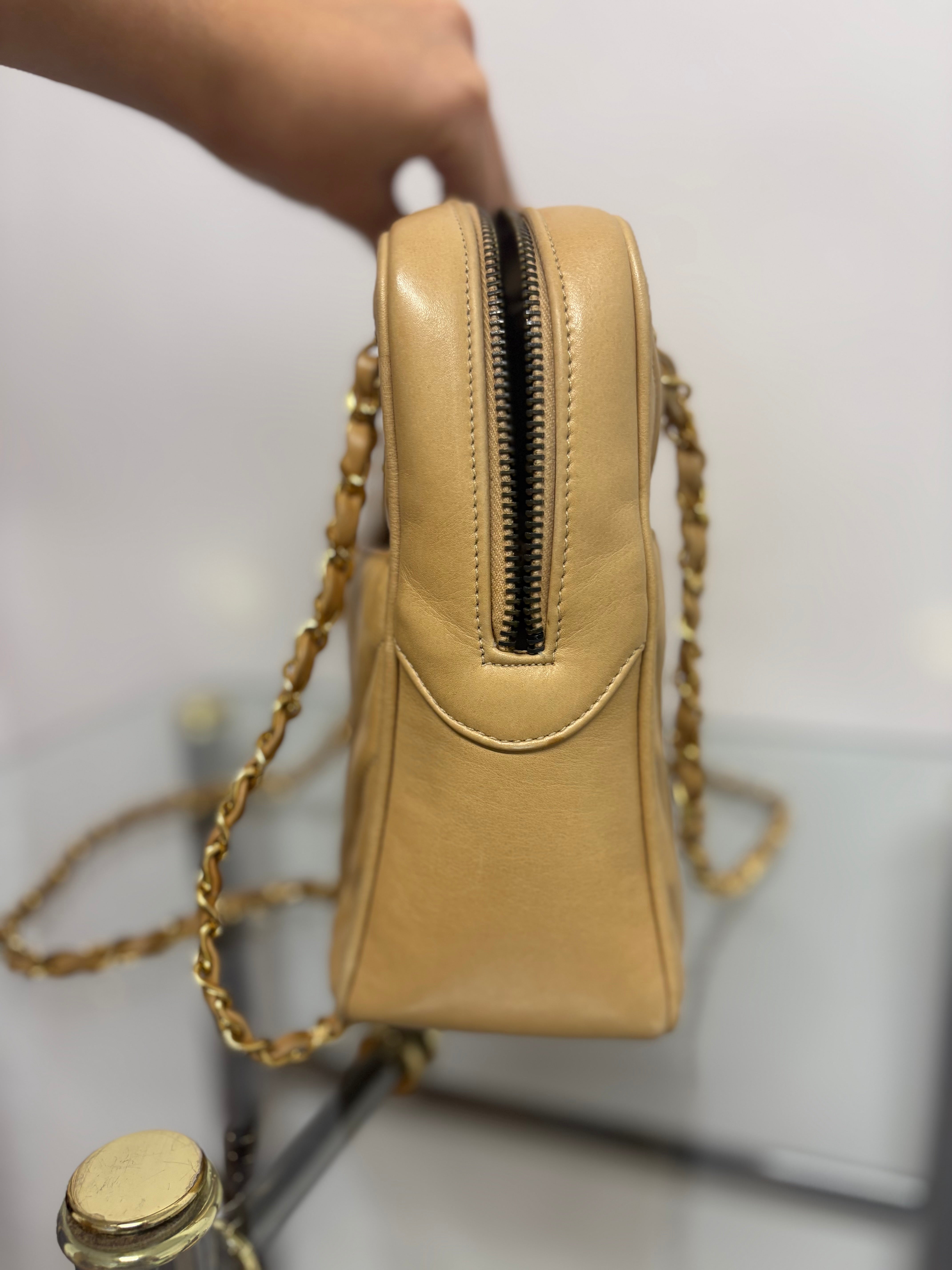 CHANEL V-Stitch Shoulder Bag Piel beige acolchada Chevron