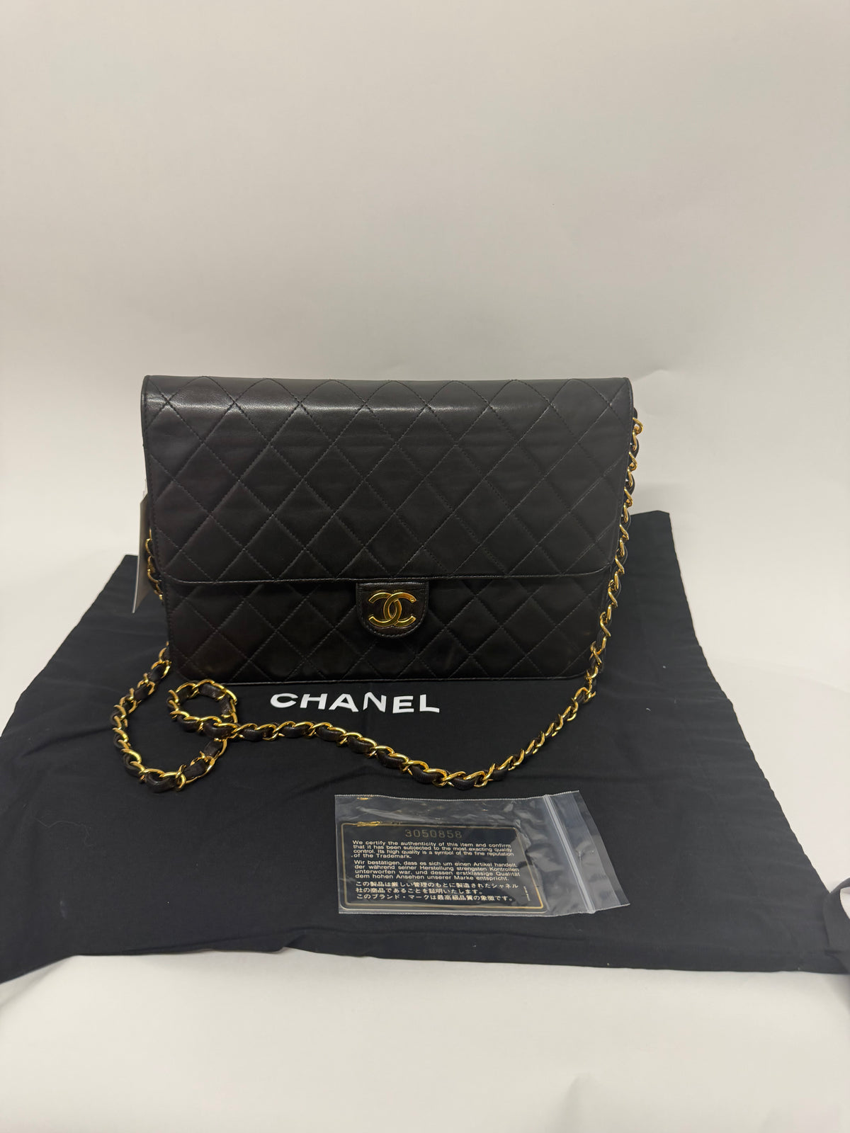 Chanel Classic Single Flap Mediano Piel de Cordero Negra Herrajes Dorados