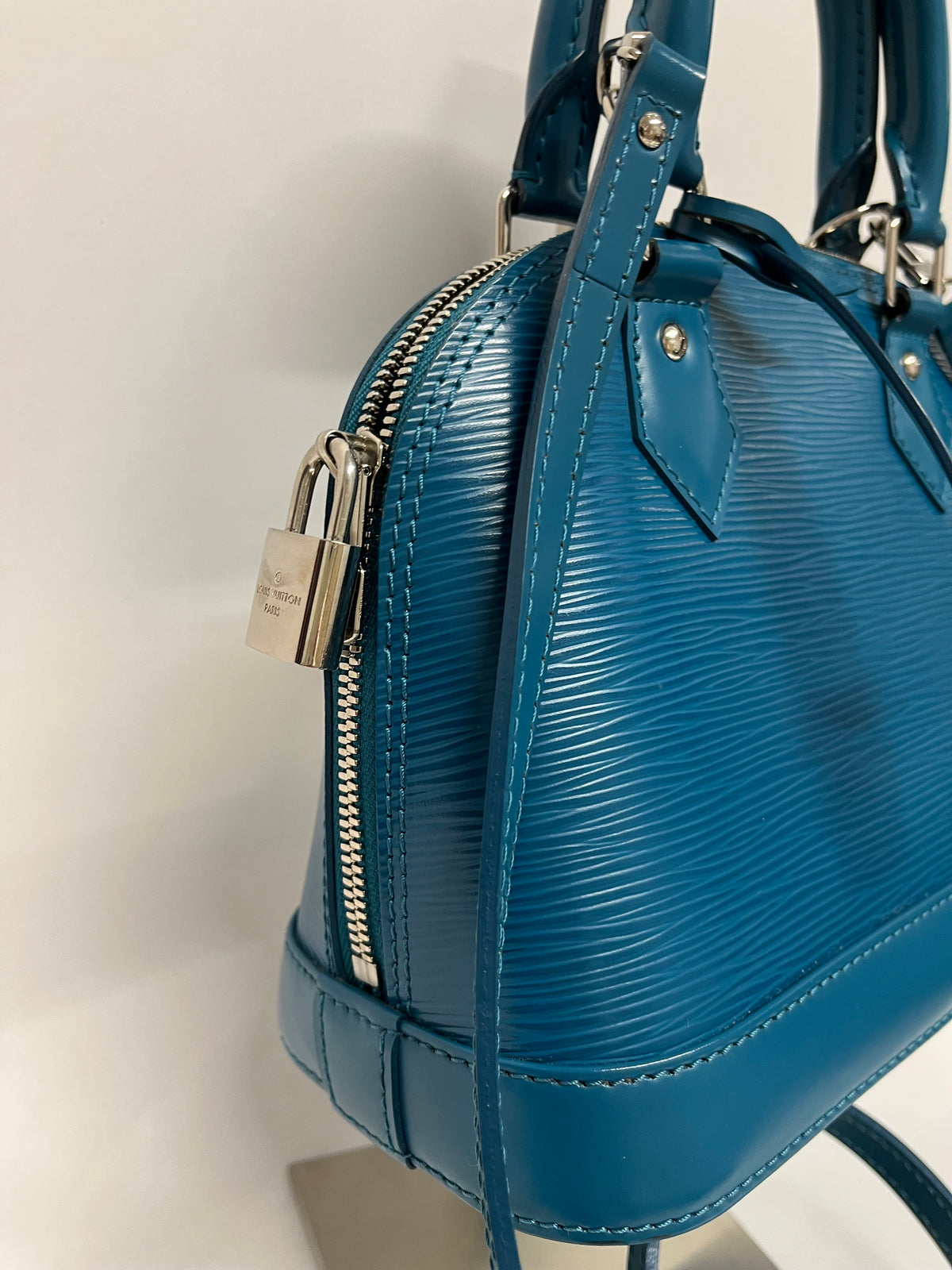 Louis Vuitton Alma BB Piel Epi Azul