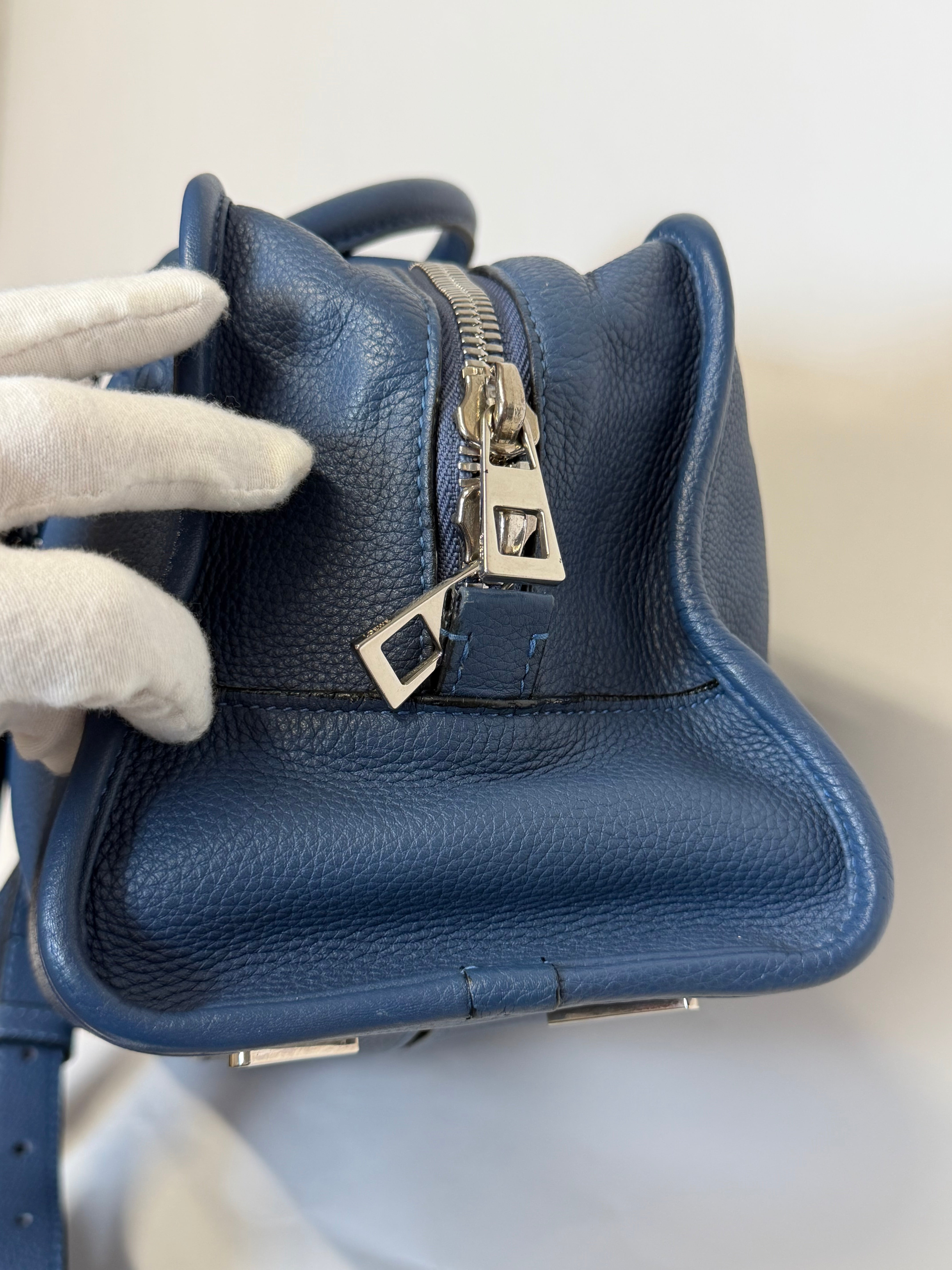 Loewe Amazona 28 Azul Navy modelo nuevo con bandolera